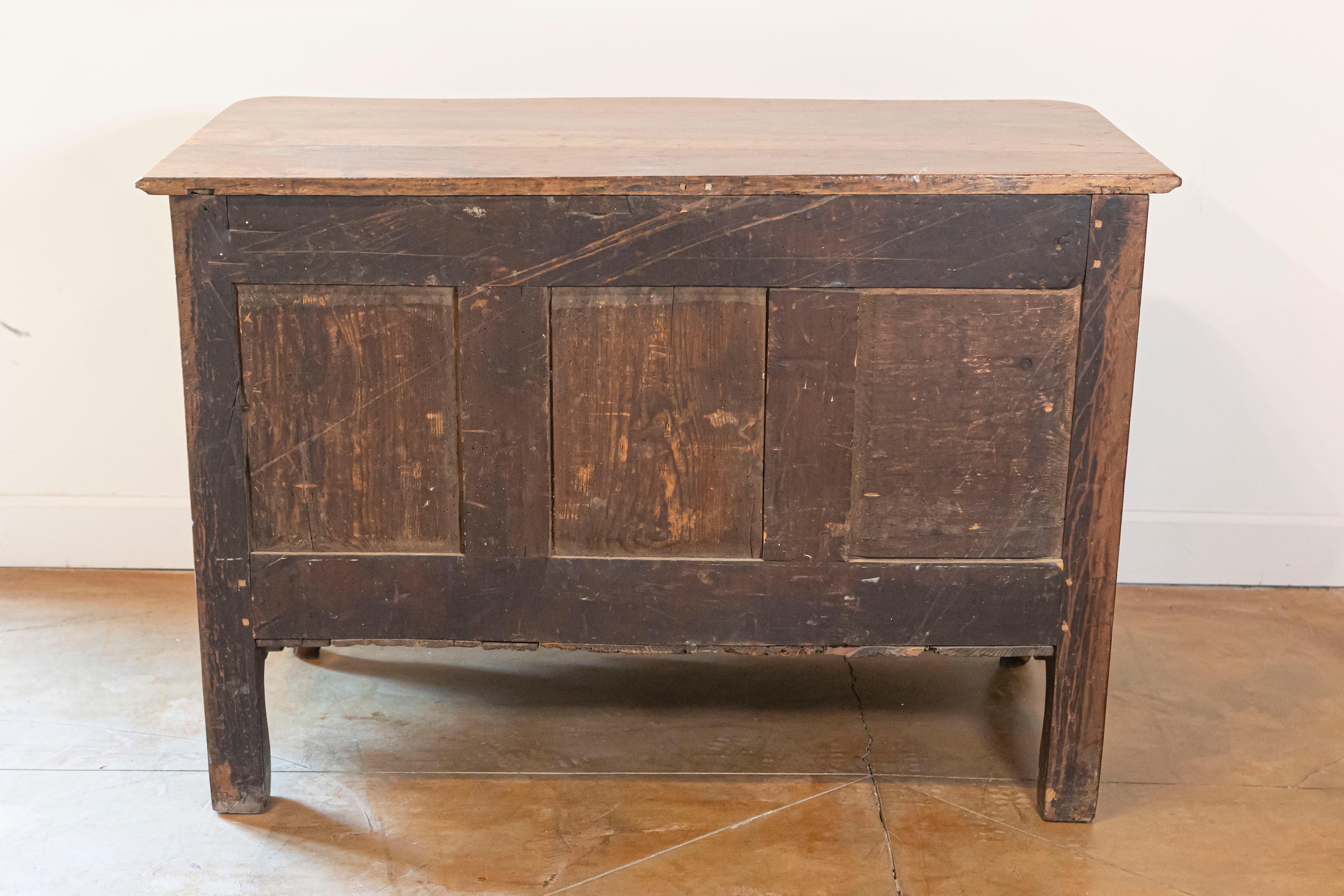 Legno Commode francese del 1740 Luigi XV a due cassetti con grembiule intagliato e gambe cabriole in vendita