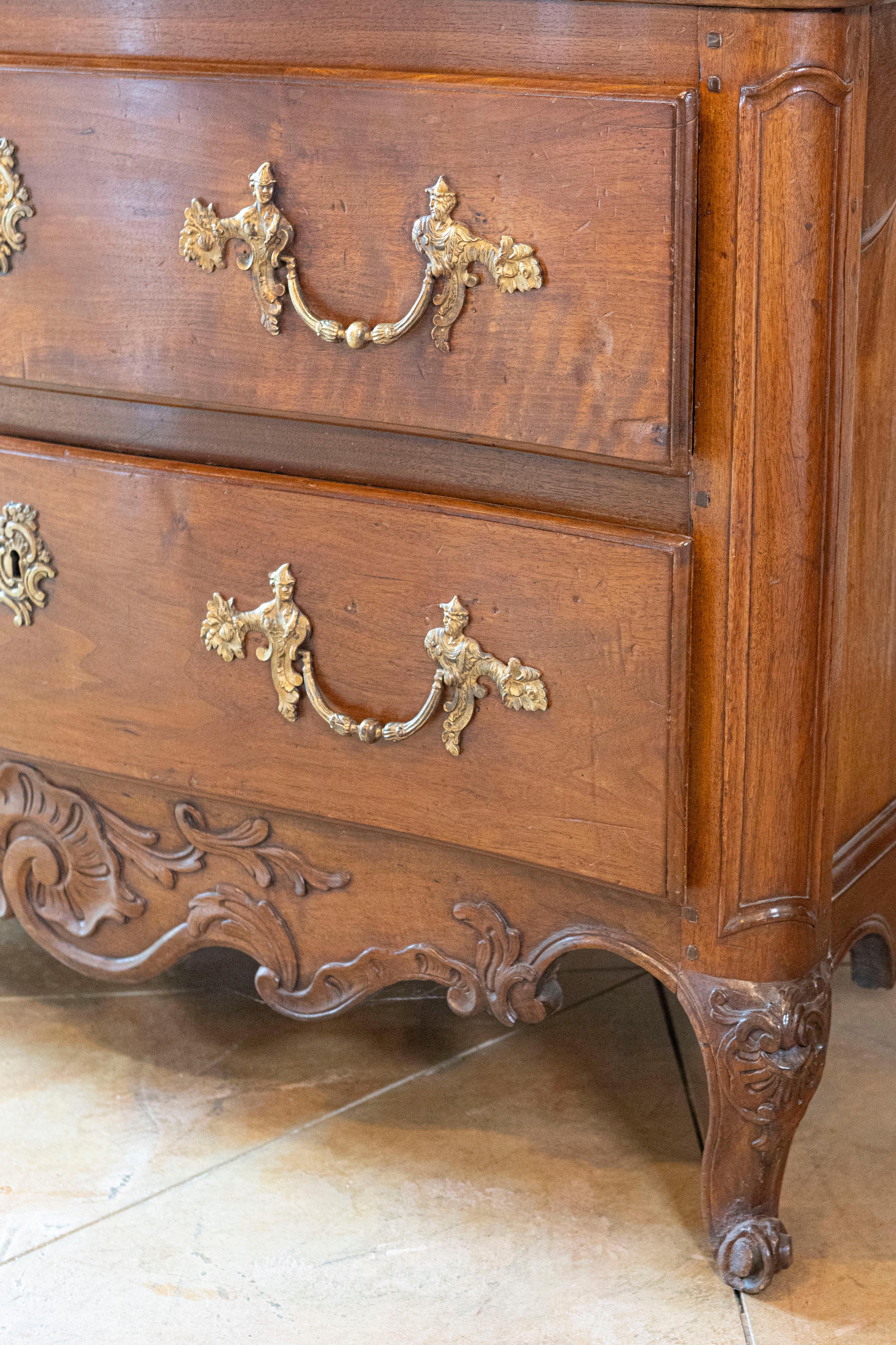 Commode francese del 1740 Luigi XV a due cassetti con grembiule intagliato e gambe cabriole in vendita 1
