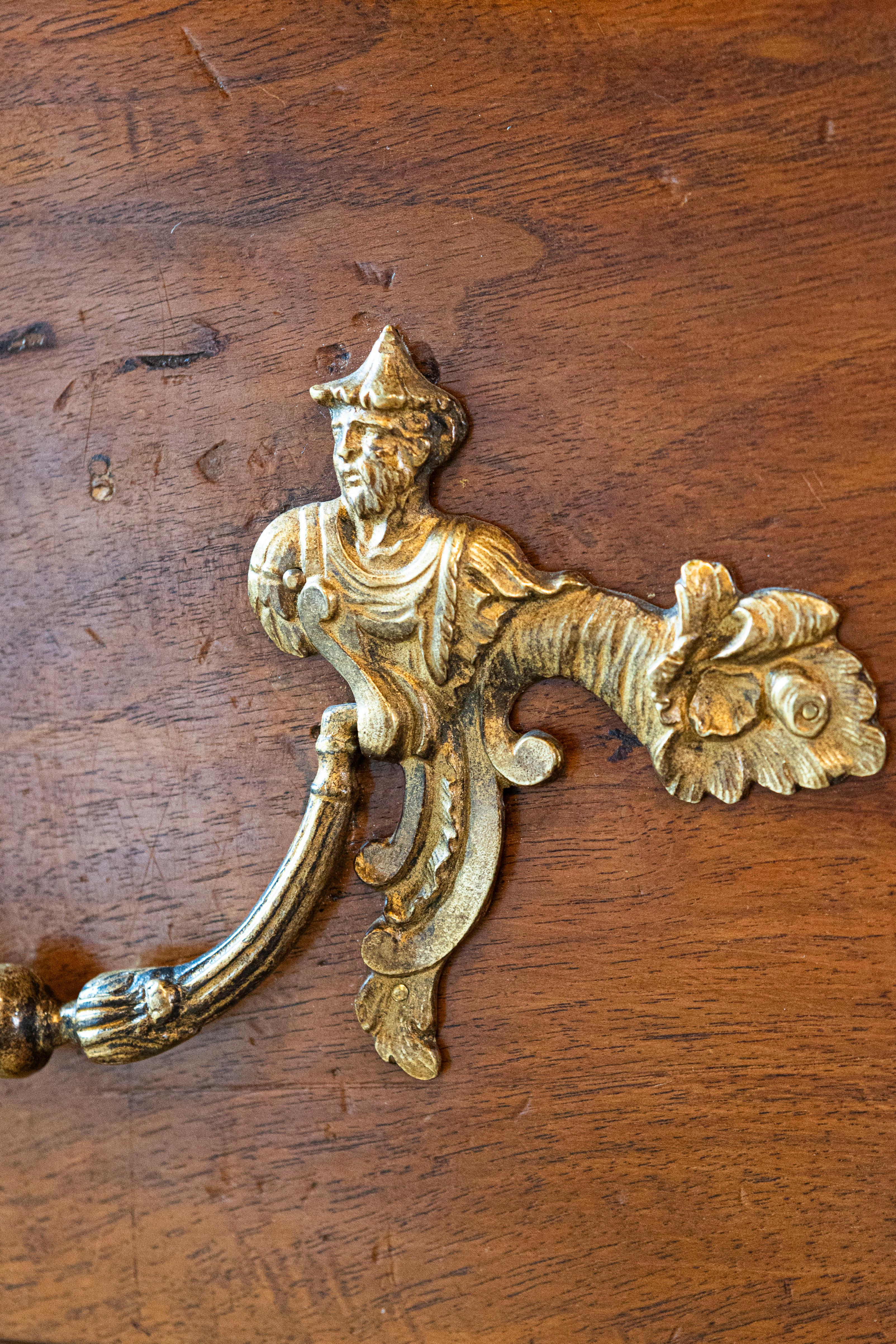 Commode francese del 1740 Luigi XV a due cassetti con grembiule intagliato e gambe cabriole in vendita 2