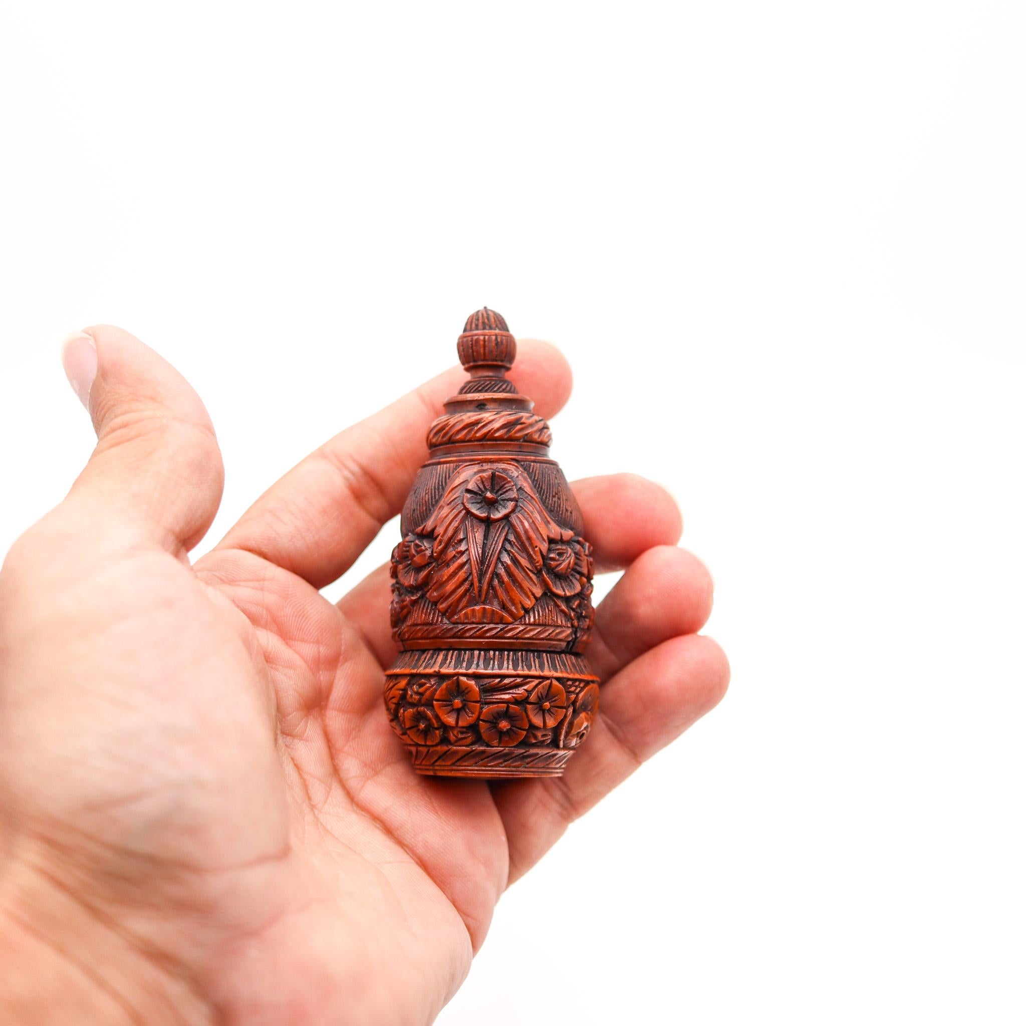 Français Flacon tabatière de poche à double compartiment sculpté en noix de Coquille, 1750 en vente
