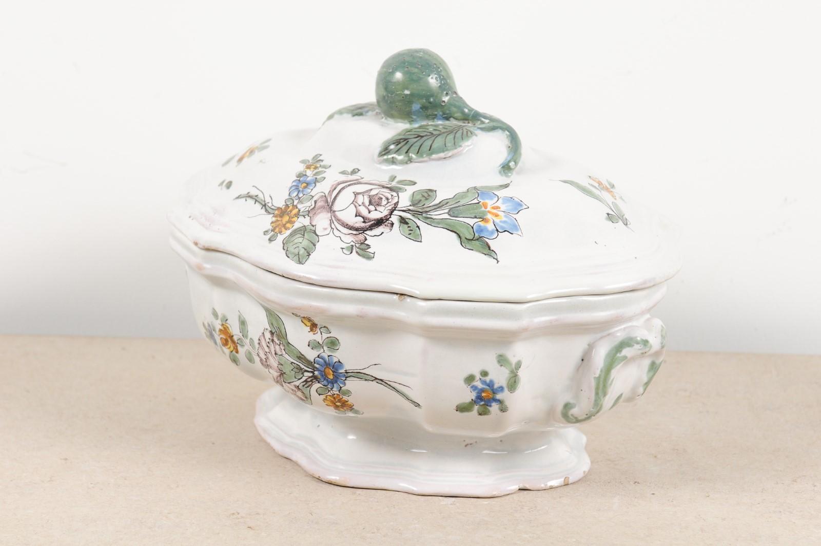 French 1750s Faience Oval Shaped Soup Tureen from Bordeaux with Floral Decor For Sale 4
