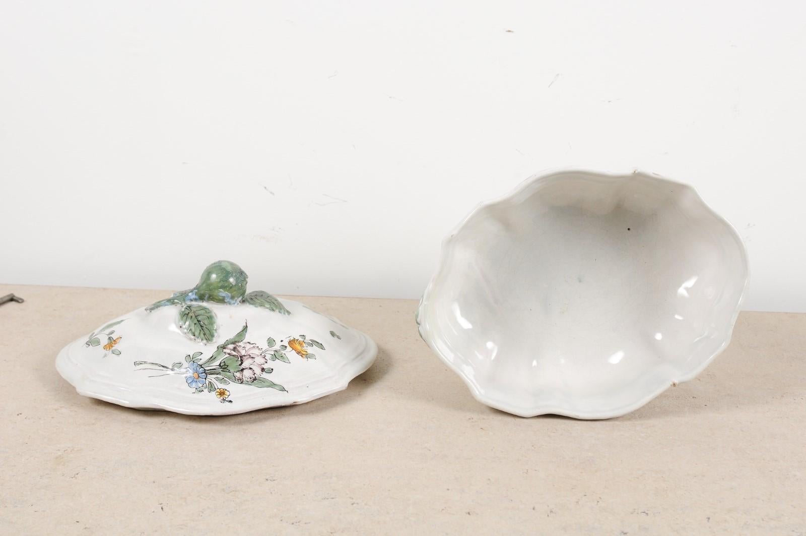 Ovale Fayence-Suppenterrine aus Bordeaux mit Blumendekor aus der Zeit um 1750 7