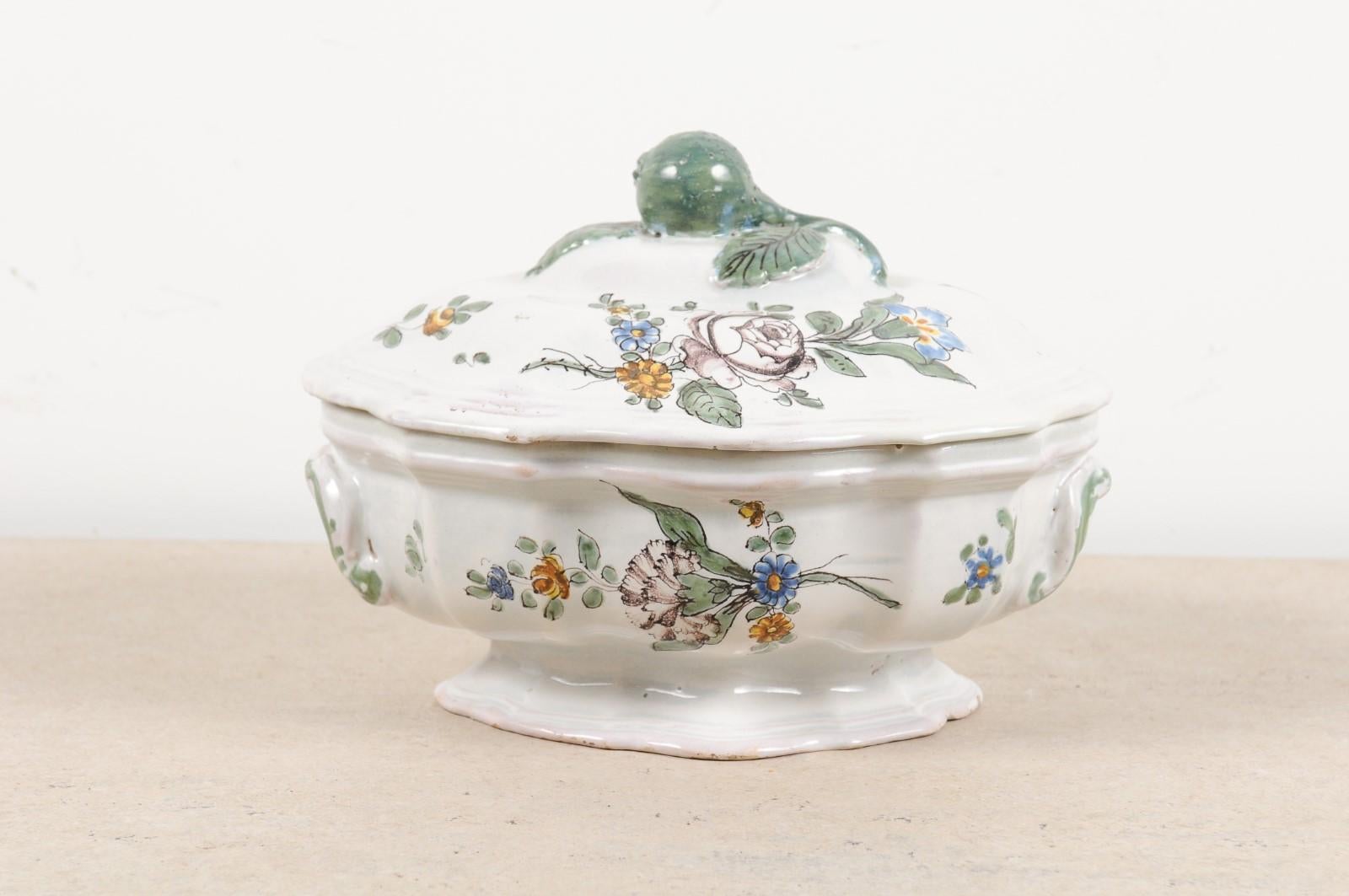 A French faïence mid-18th century oval-shaped soup tureen from Bordeaux with floral decor. Created in Southwestern France during the reign of King Louis XV, this soup tureen features an oval shape perfectly complimented by a delicate floral decor.
