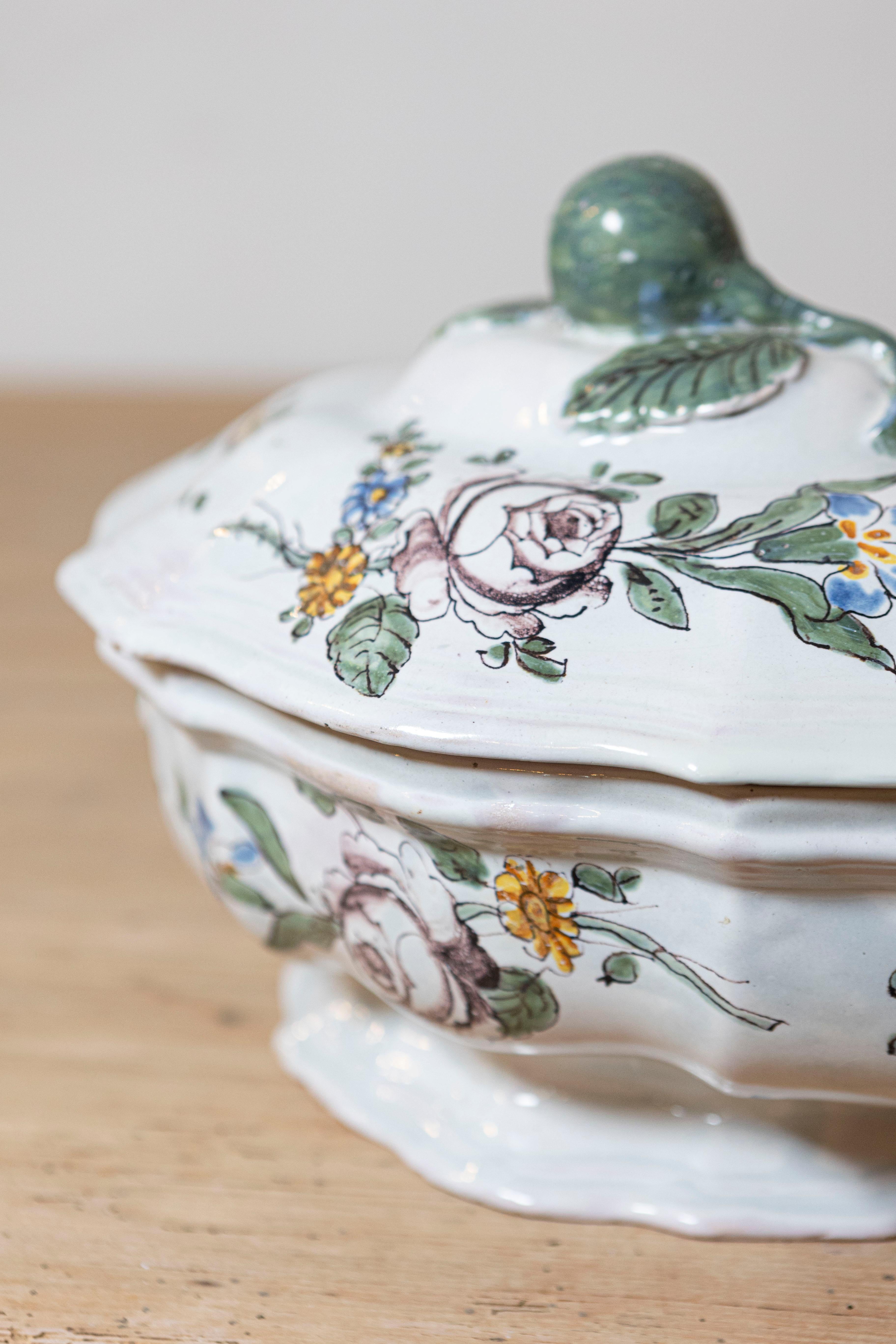 Sopera ovalada de loza francesa de Burdeos de la década de 1750 con decoración floral Luis XV en venta
