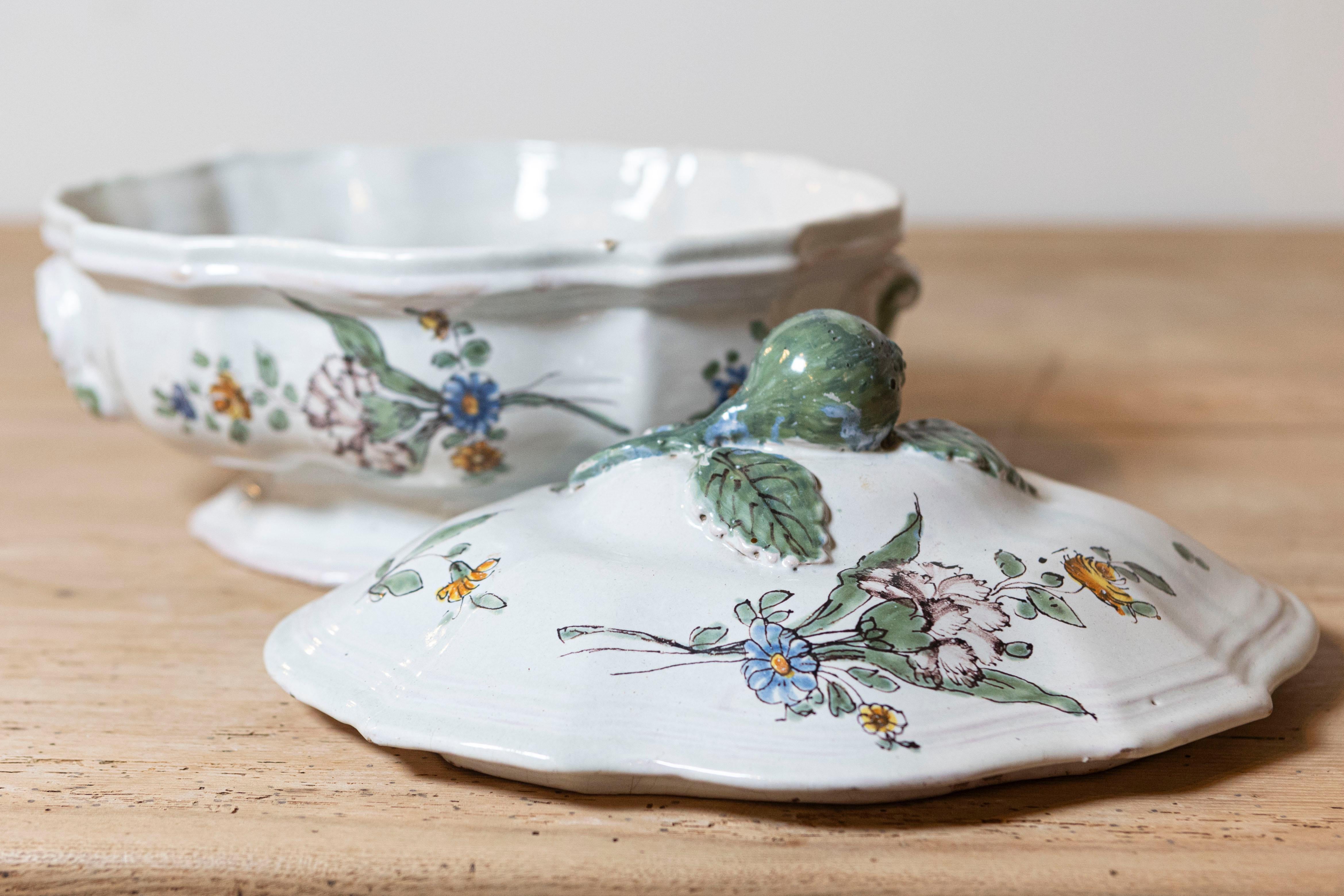 Sopera ovalada de loza francesa de Burdeos de la década de 1750 con decoración floral Francés en venta