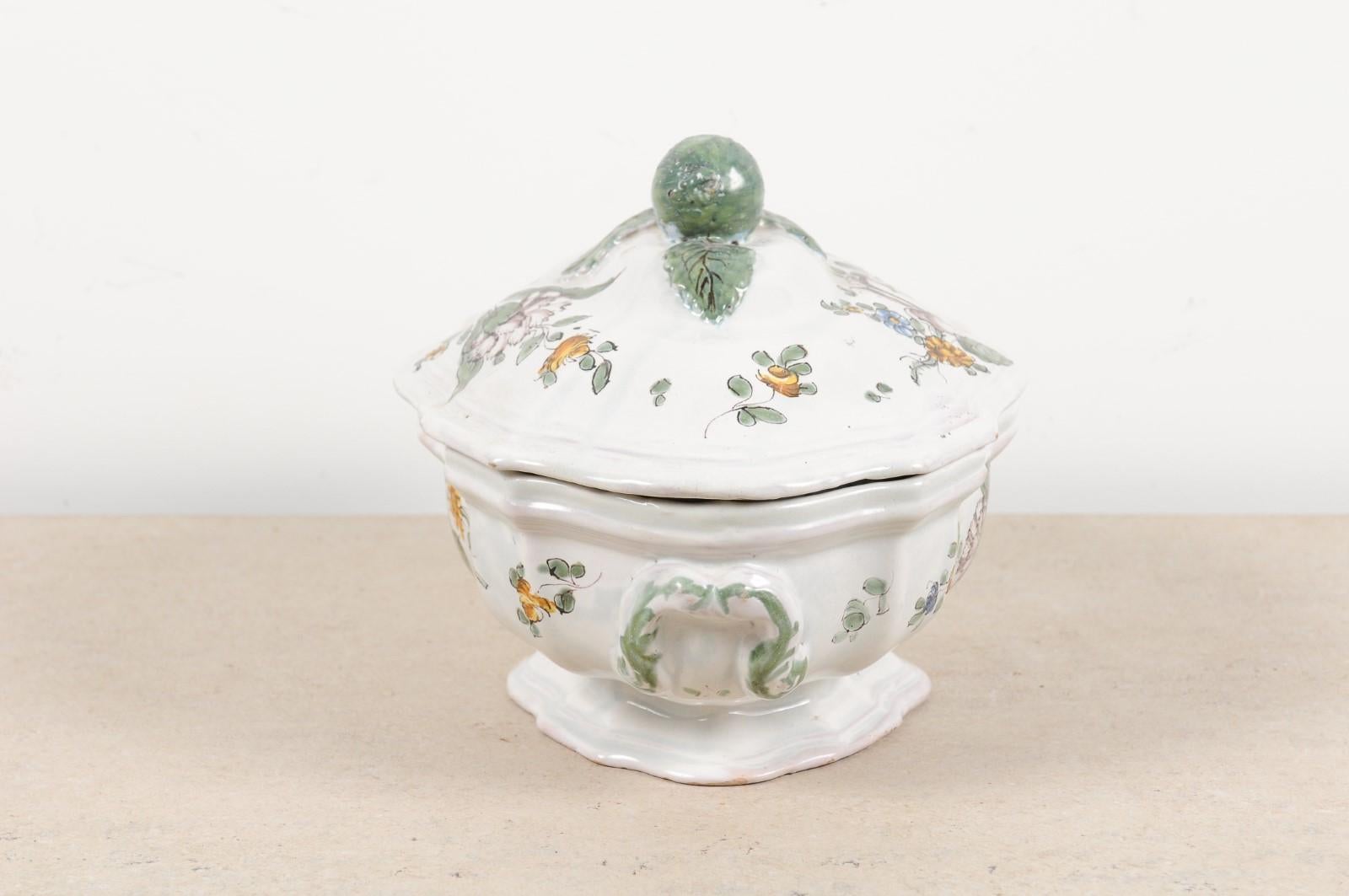 French 1750s Faience Oval Shaped Soup Tureen from Bordeaux with Floral Decor In Good Condition In Atlanta, GA
