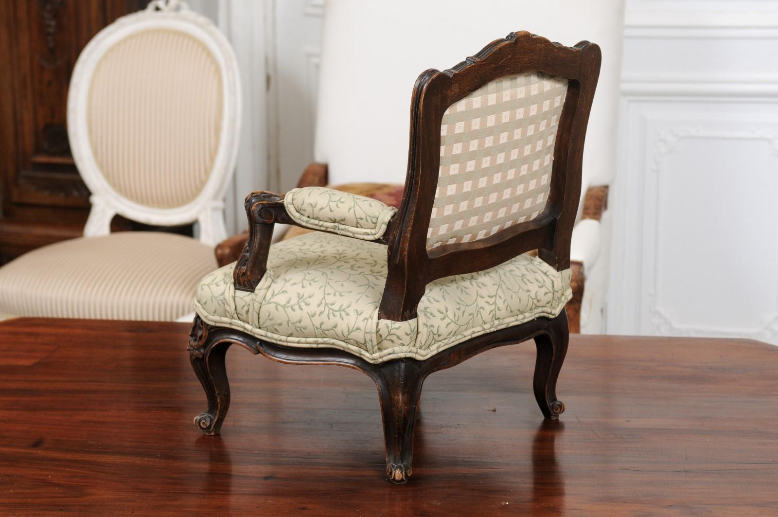 French 1750s Louis XV Period Carved Apprentice Chair with Foliage Upholstery 4