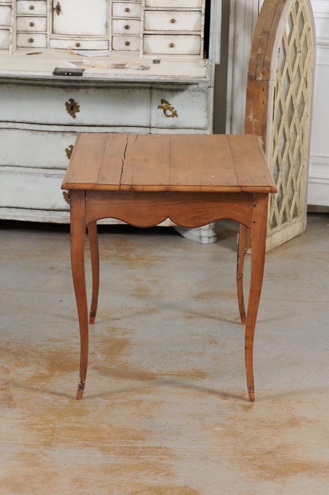 French 1750s Louis XV Period Cherry Table with Single Drawer and Scalloped Apron In Good Condition In Atlanta, GA