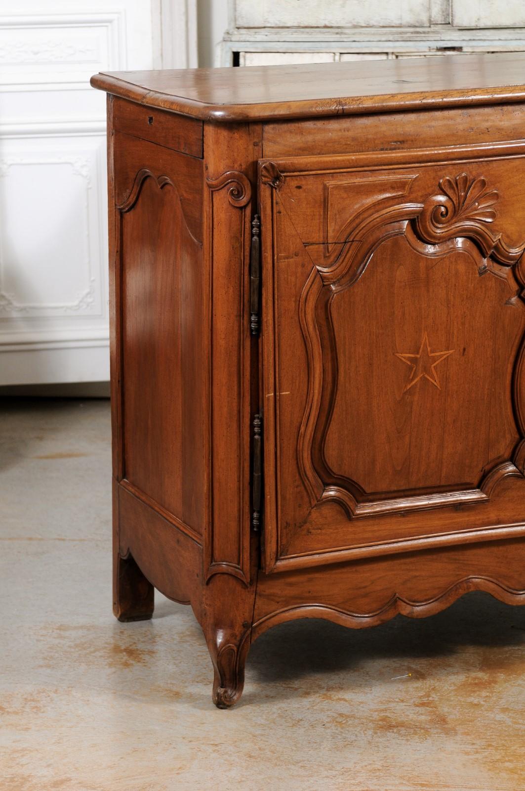 French 1750s Louis XV Period Walnut Buffet with Star Inlay and Carved Shells In Good Condition For Sale In Atlanta, GA