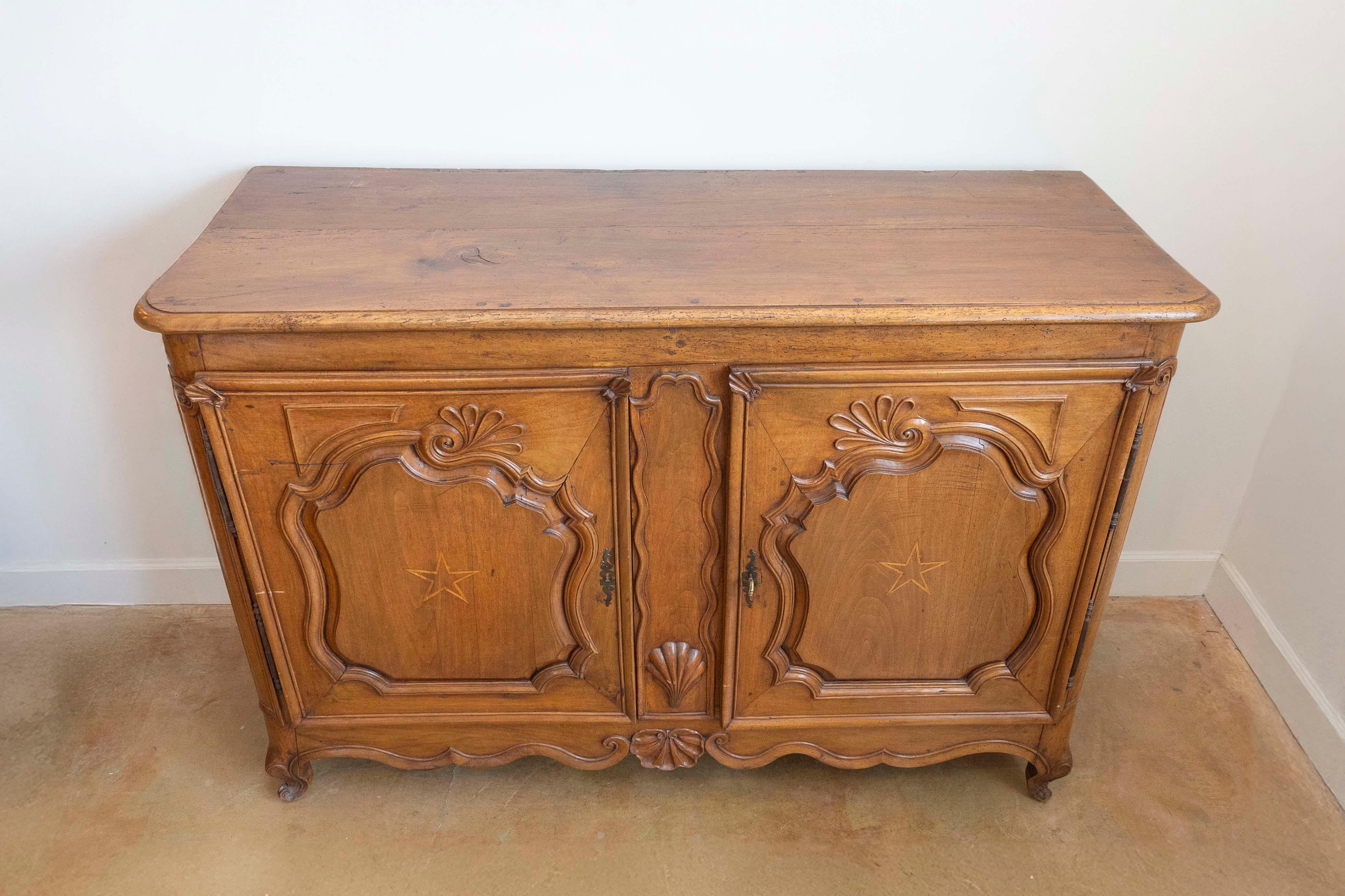Francese Buffet francese del periodo Luigi XV del 1750 in noce con intarsi a stella e conchiglie intagliate in vendita