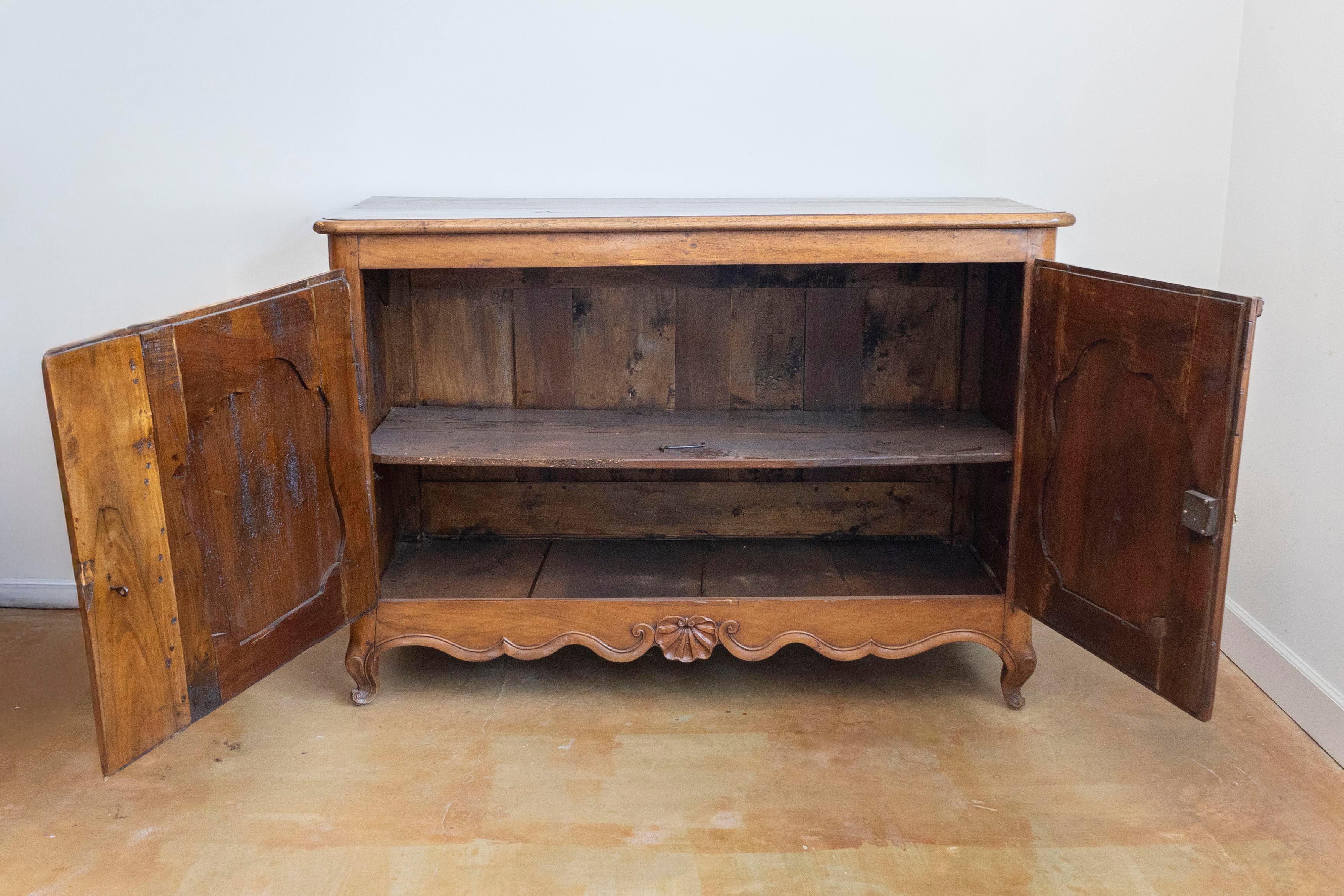 Intagliato Buffet francese del periodo Luigi XV del 1750 in noce con intarsi a stella e conchiglie intagliate in vendita