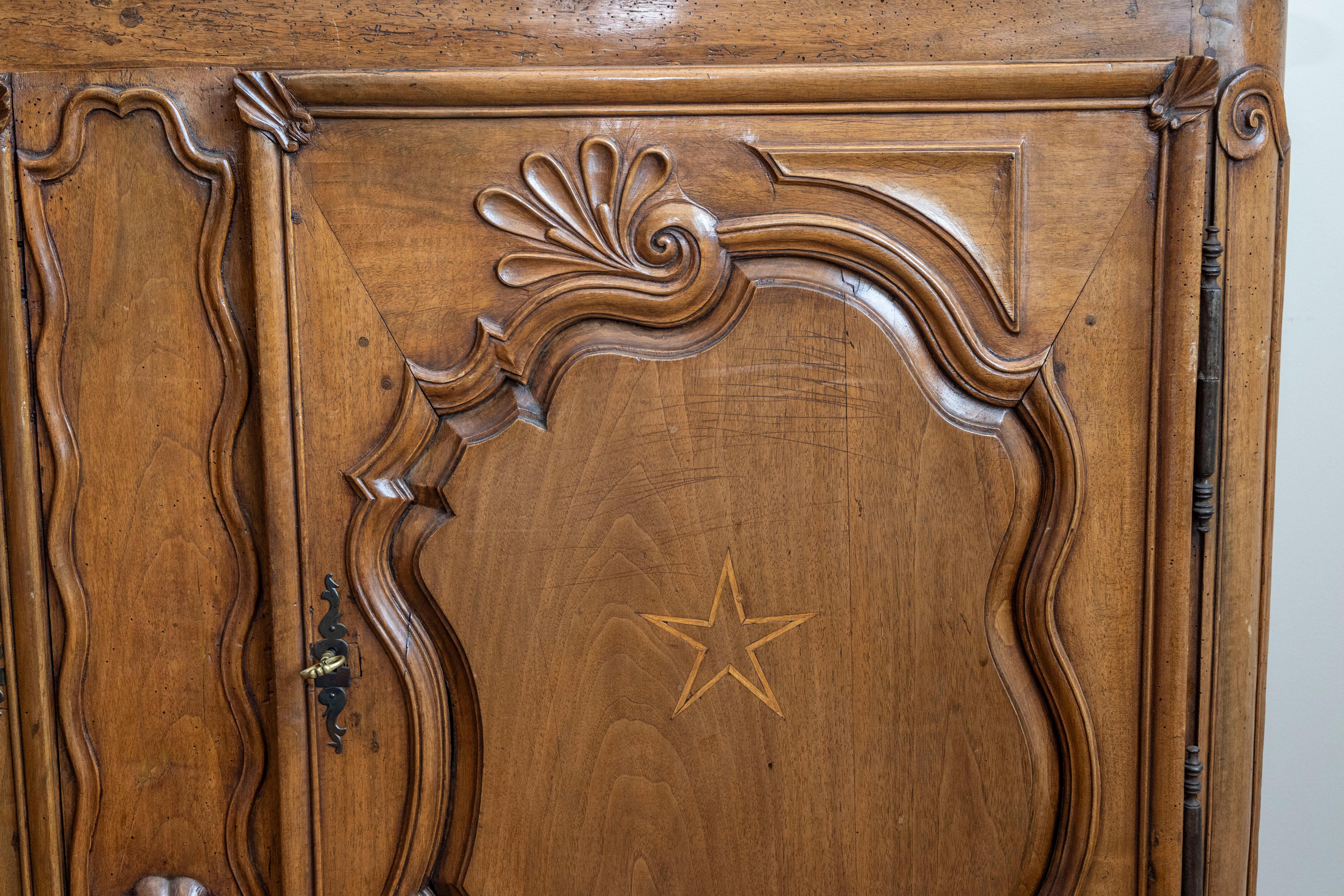 Buffet francese del periodo Luigi XV del 1750 in noce con intarsi a stella e conchiglie intagliate In condizioni buone in vendita a Atlanta, GA