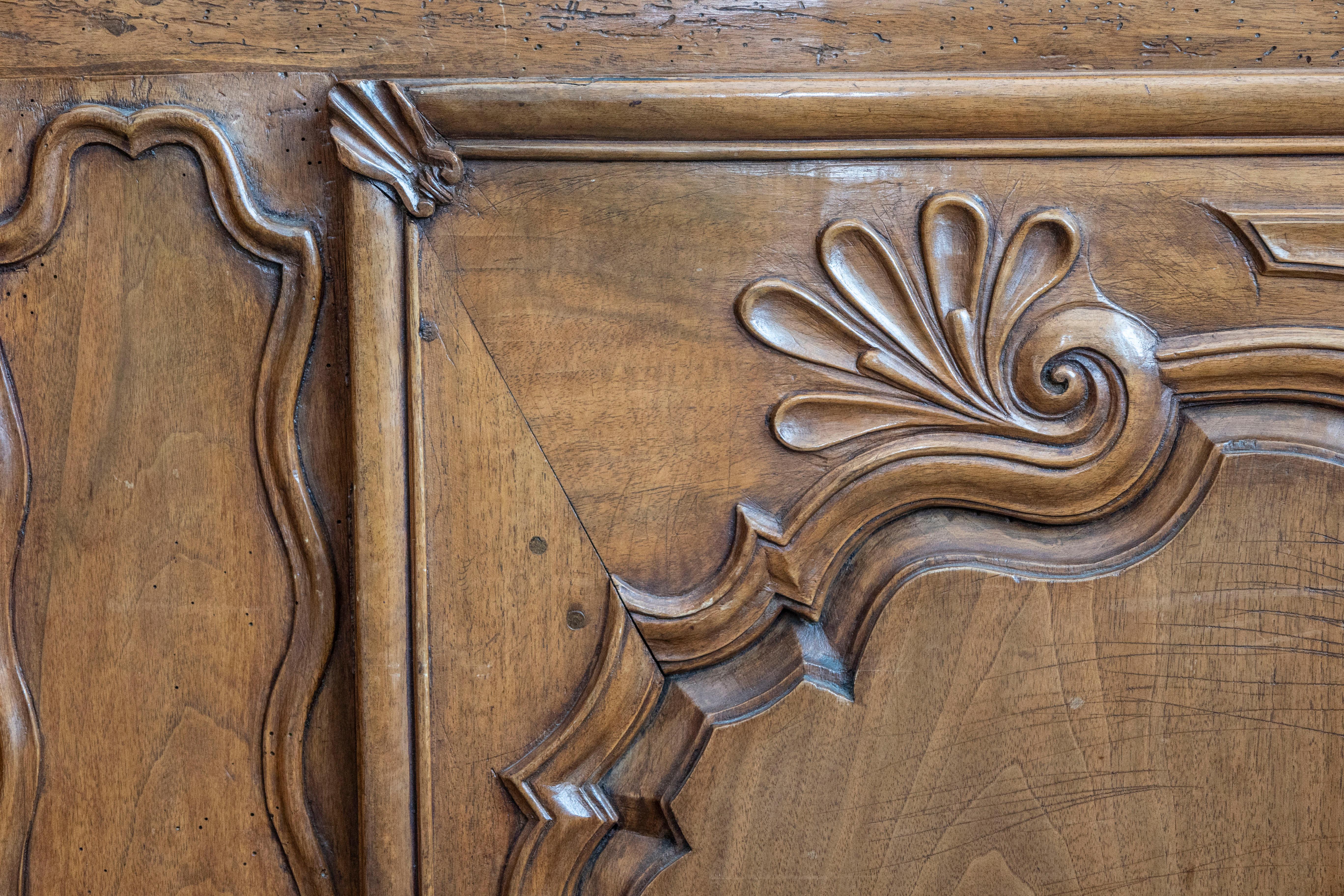 XVIII secolo Buffet francese del periodo Luigi XV del 1750 in noce con intarsi a stella e conchiglie intagliate in vendita