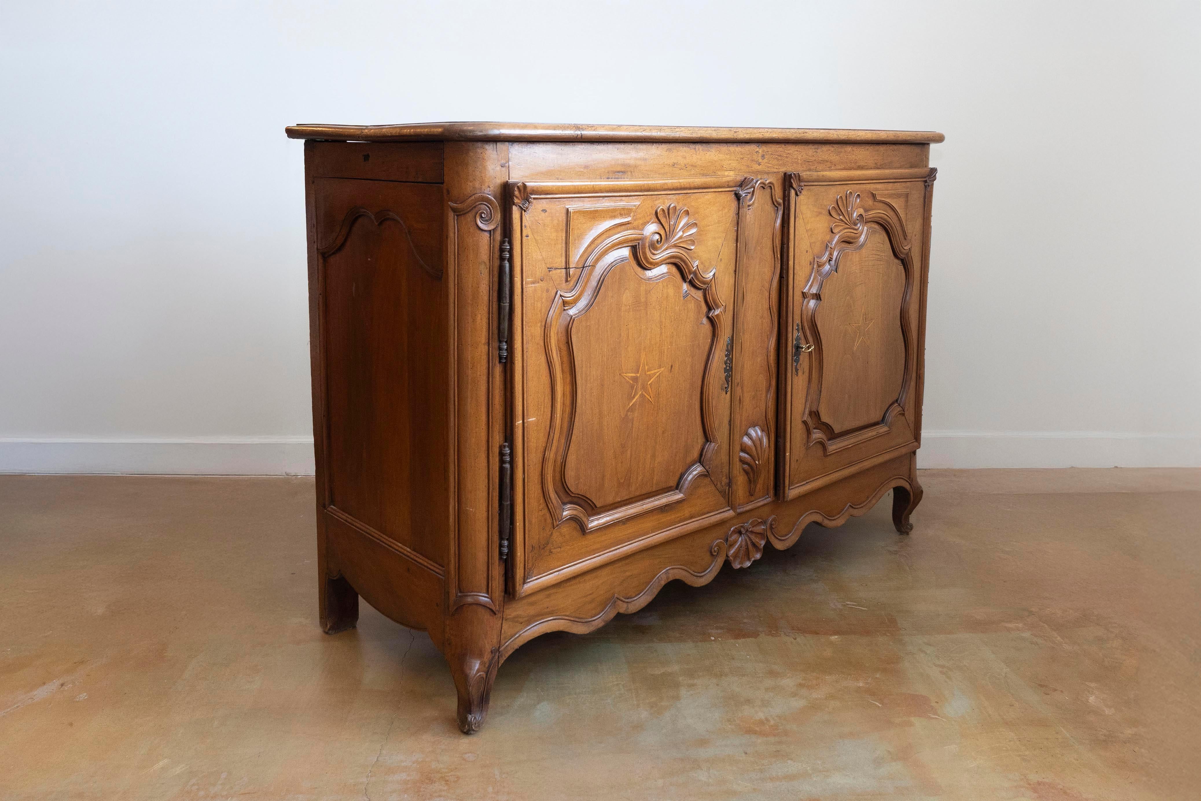 Noce Buffet francese del periodo Luigi XV del 1750 in noce con intarsi a stella e conchiglie intagliate in vendita