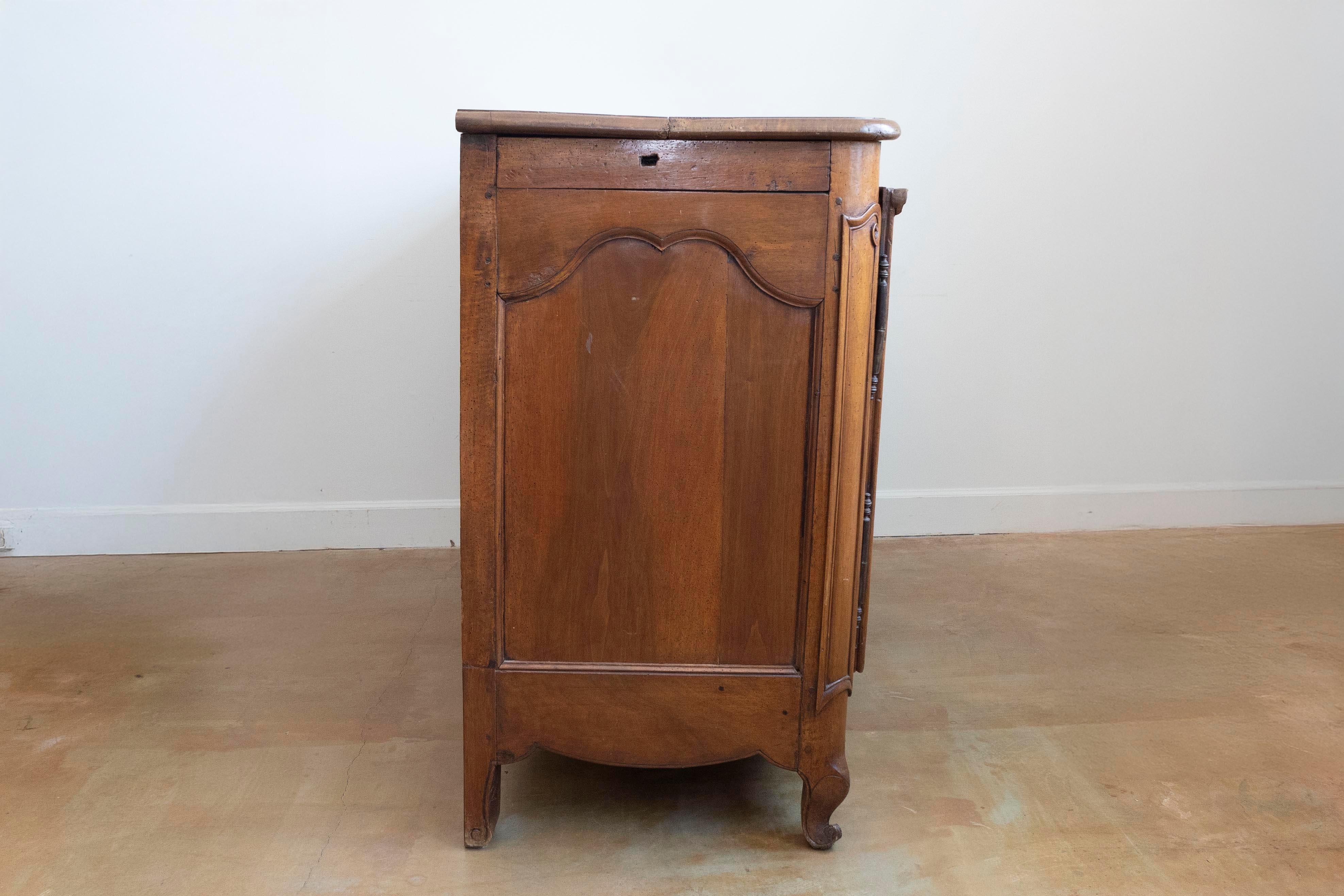 Buffet francese del periodo Luigi XV del 1750 in noce con intarsi a stella e conchiglie intagliate in vendita 1
