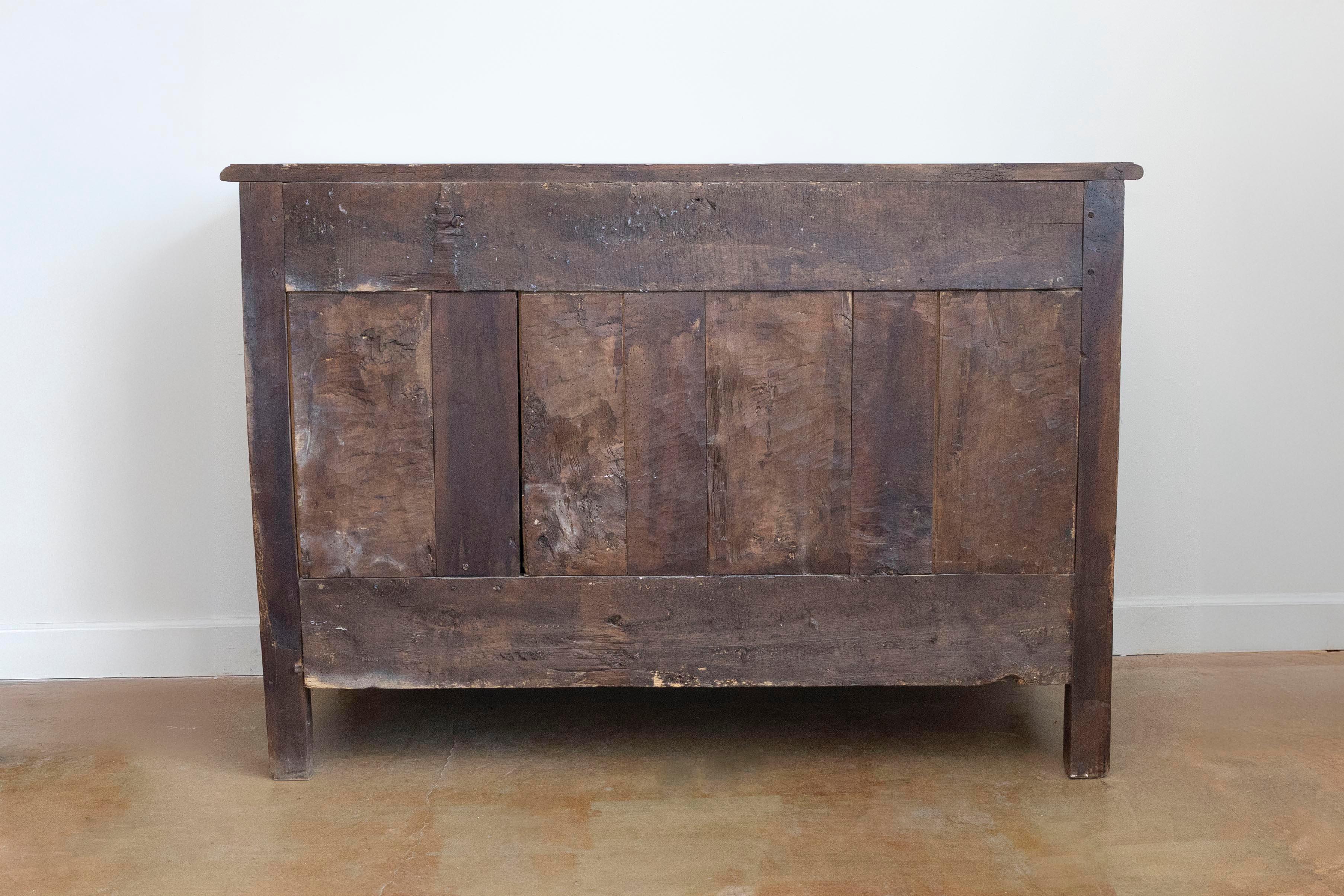 Buffet francese del periodo Luigi XV del 1750 in noce con intarsi a stella e conchiglie intagliate in vendita 2