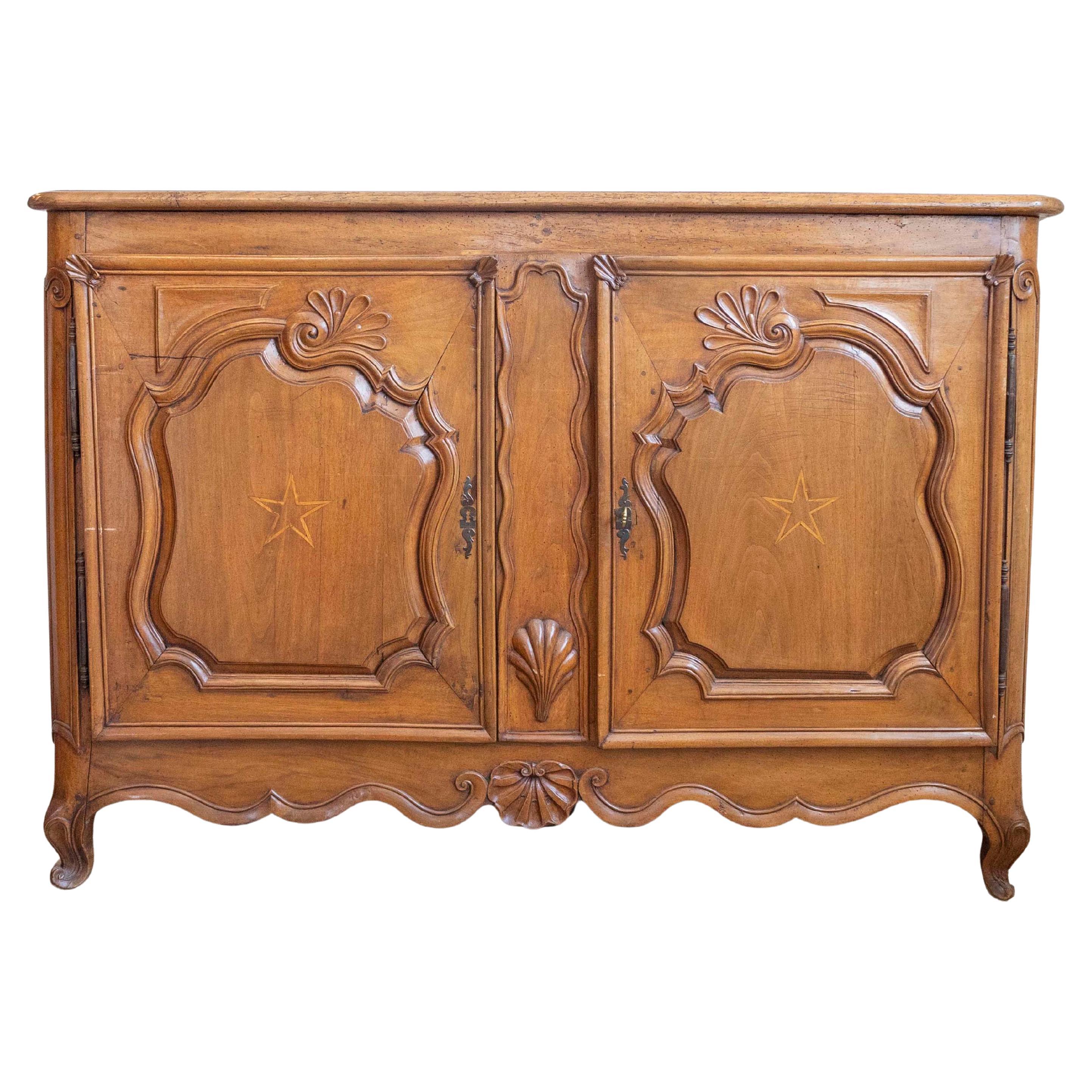 Buffet francese del periodo Luigi XV del 1750 in noce con intarsi a stella e conchiglie intagliate