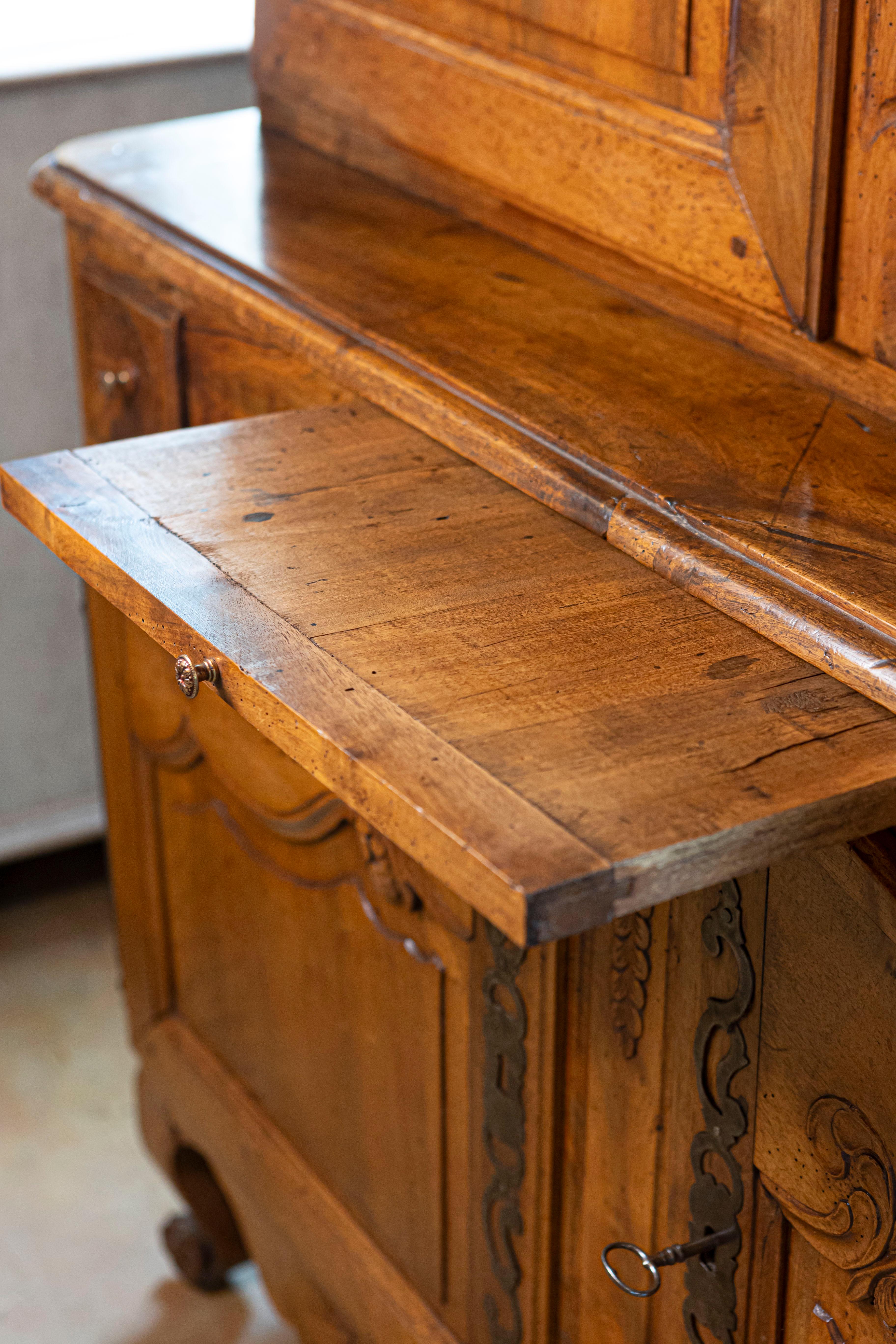 Buffet floreale in noce Luigi XV del 1750 dalla Valle della Loira in vendita 4