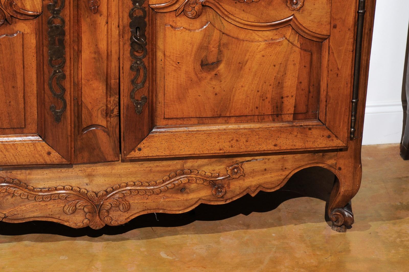 French 1750s Louis XV Walnut Floral Buffet à Deux-Corps from the Loire Valley For Sale 8
