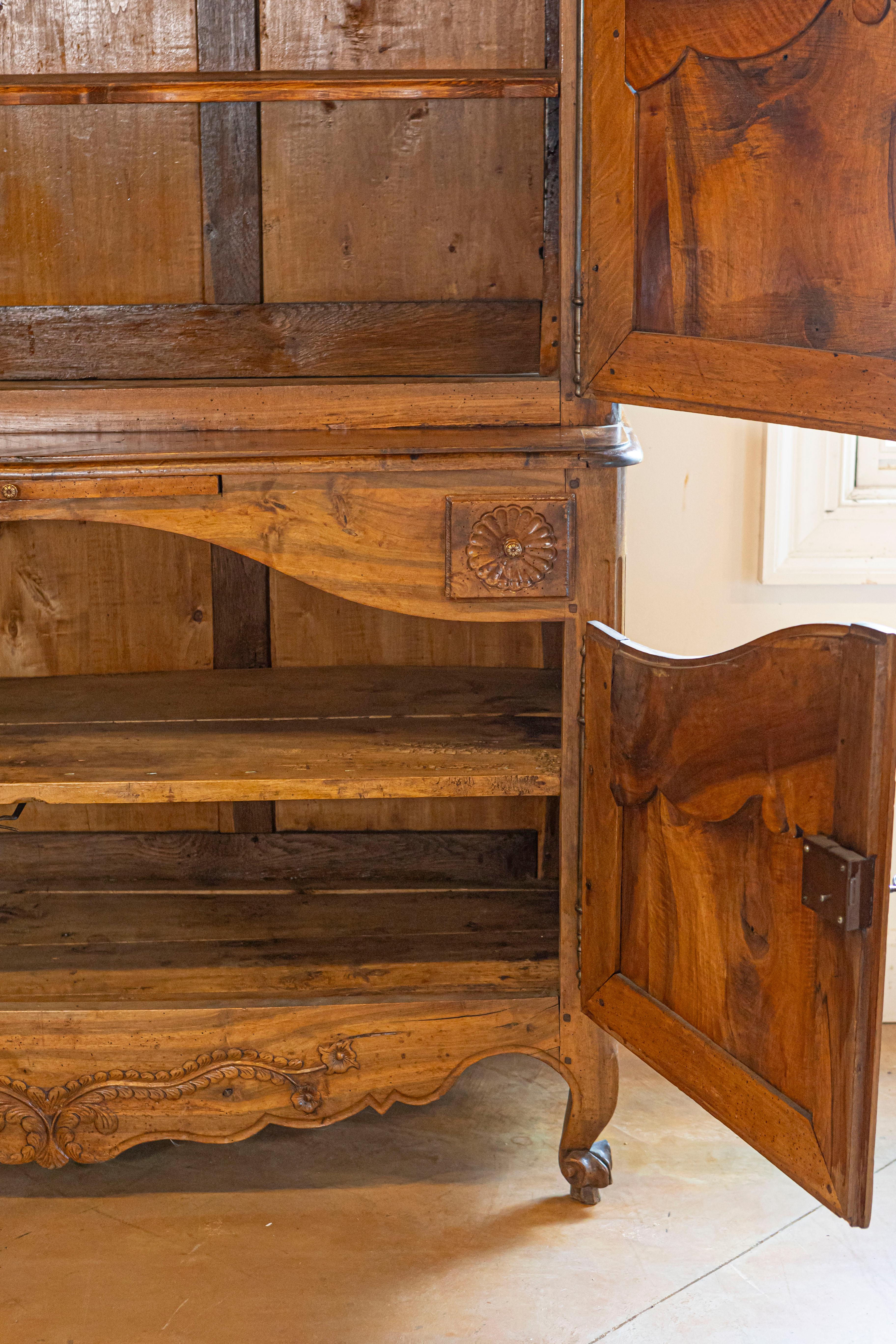 Buffet floreale in noce Luigi XV del 1750 dalla Valle della Loira in vendita 8