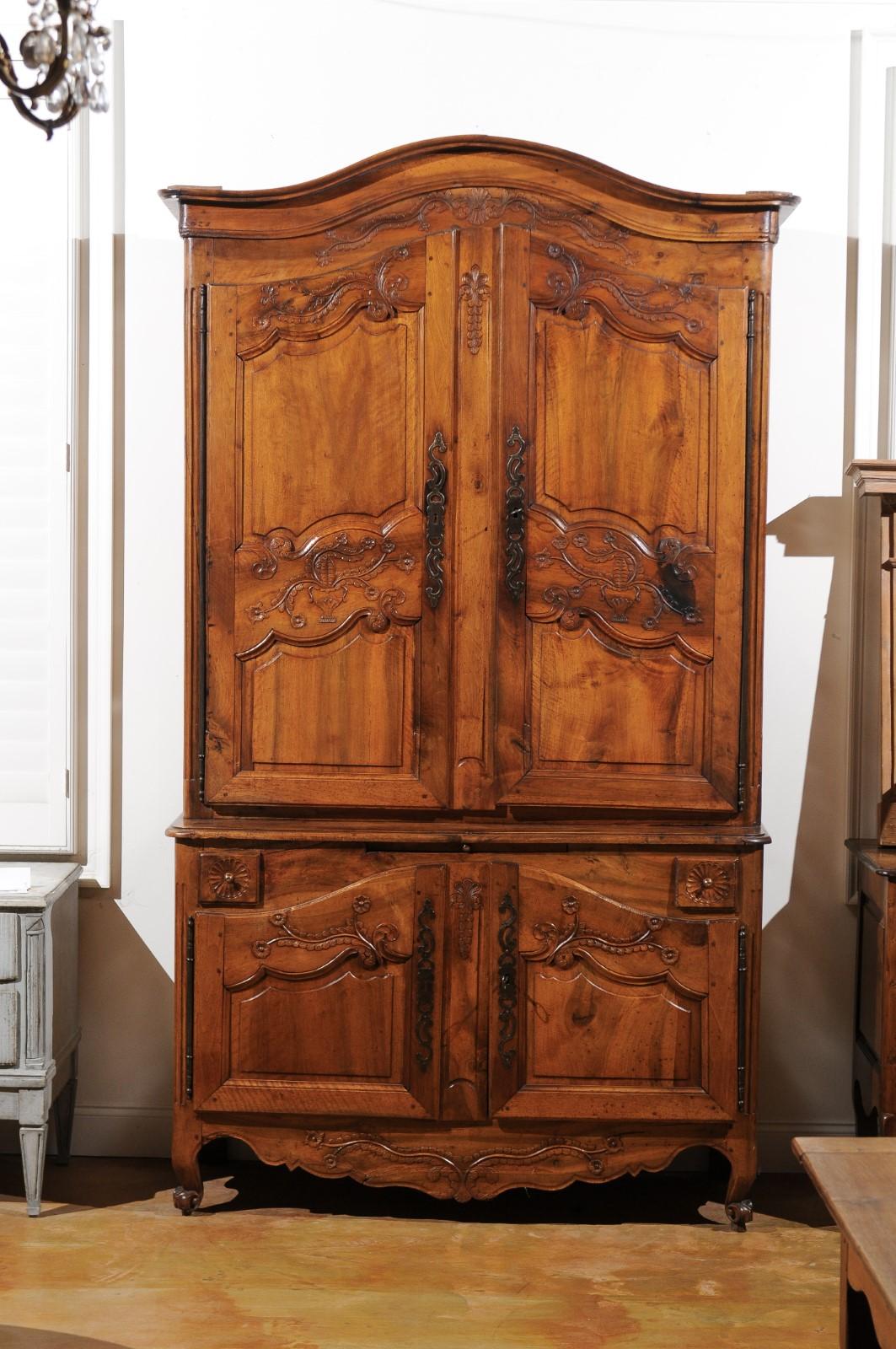 A French Louis XV period mid-18th century walnut buffet à deux-corps from the Loire Valley with bonnet top. Born in the exquisite Loire Valley region that shelters some of the most amazing Renaissance chateaux of France, this walnut buffet à