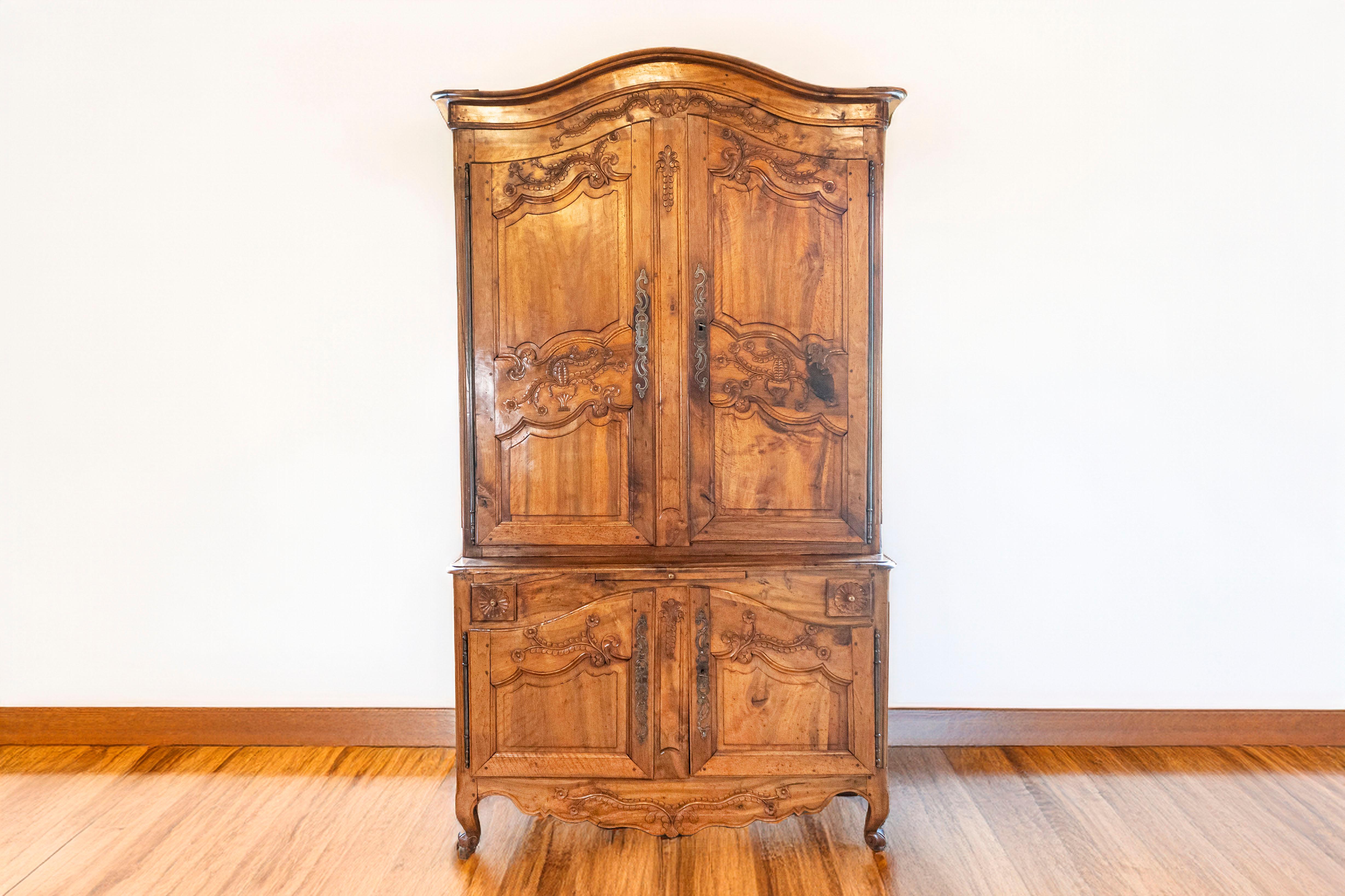 Buffet à deux-corps in noce della Valle della Loira, periodo Luigi XV, metà del XVIII secolo, con piano a cofano. Nato nella splendida regione della Valle della Loira, che ospita alcuni dei più straordinari castelli rinascimentali della Francia,
