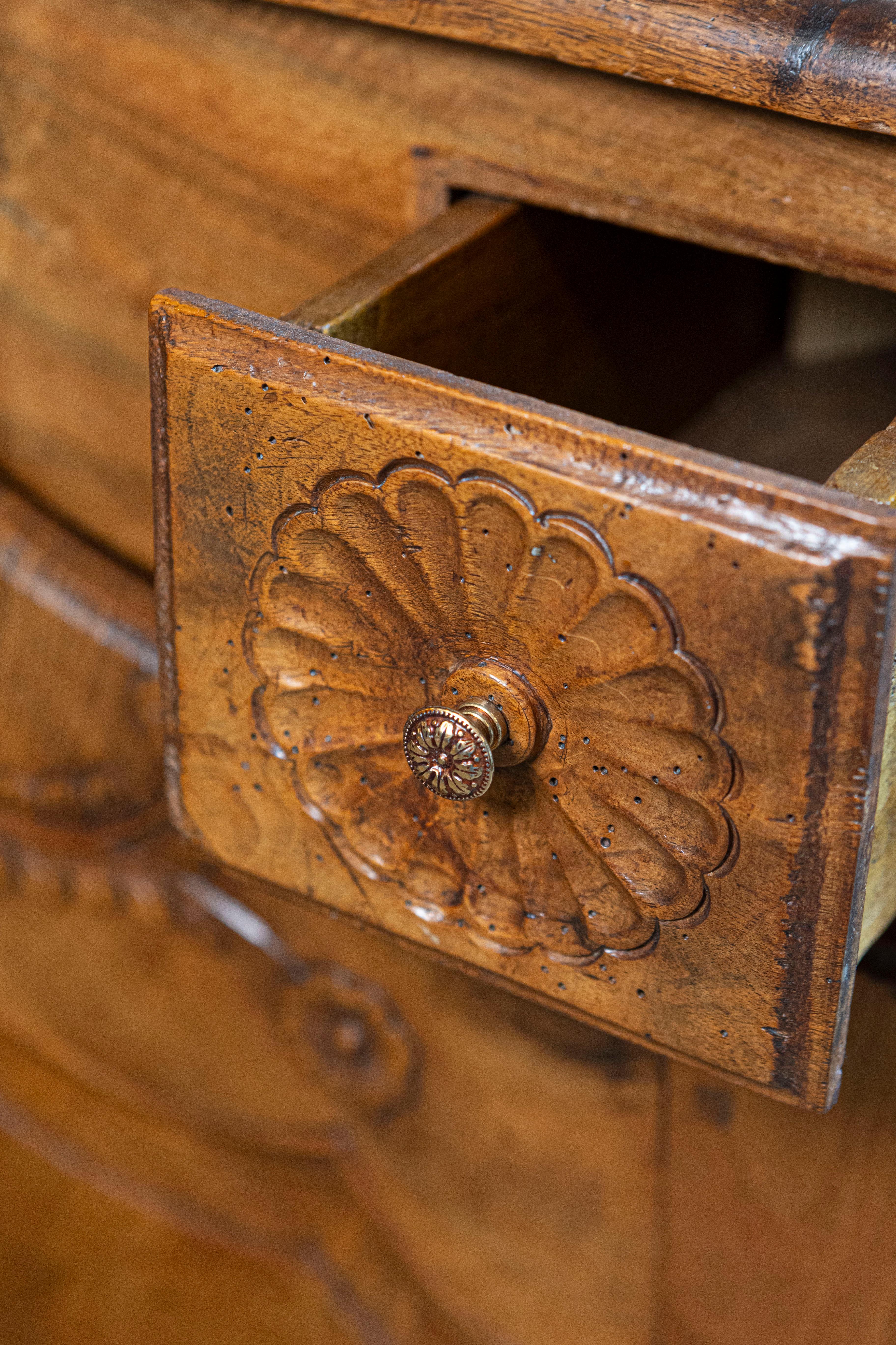 Buffet floreale in noce Luigi XV del 1750 dalla Valle della Loira in vendita 1