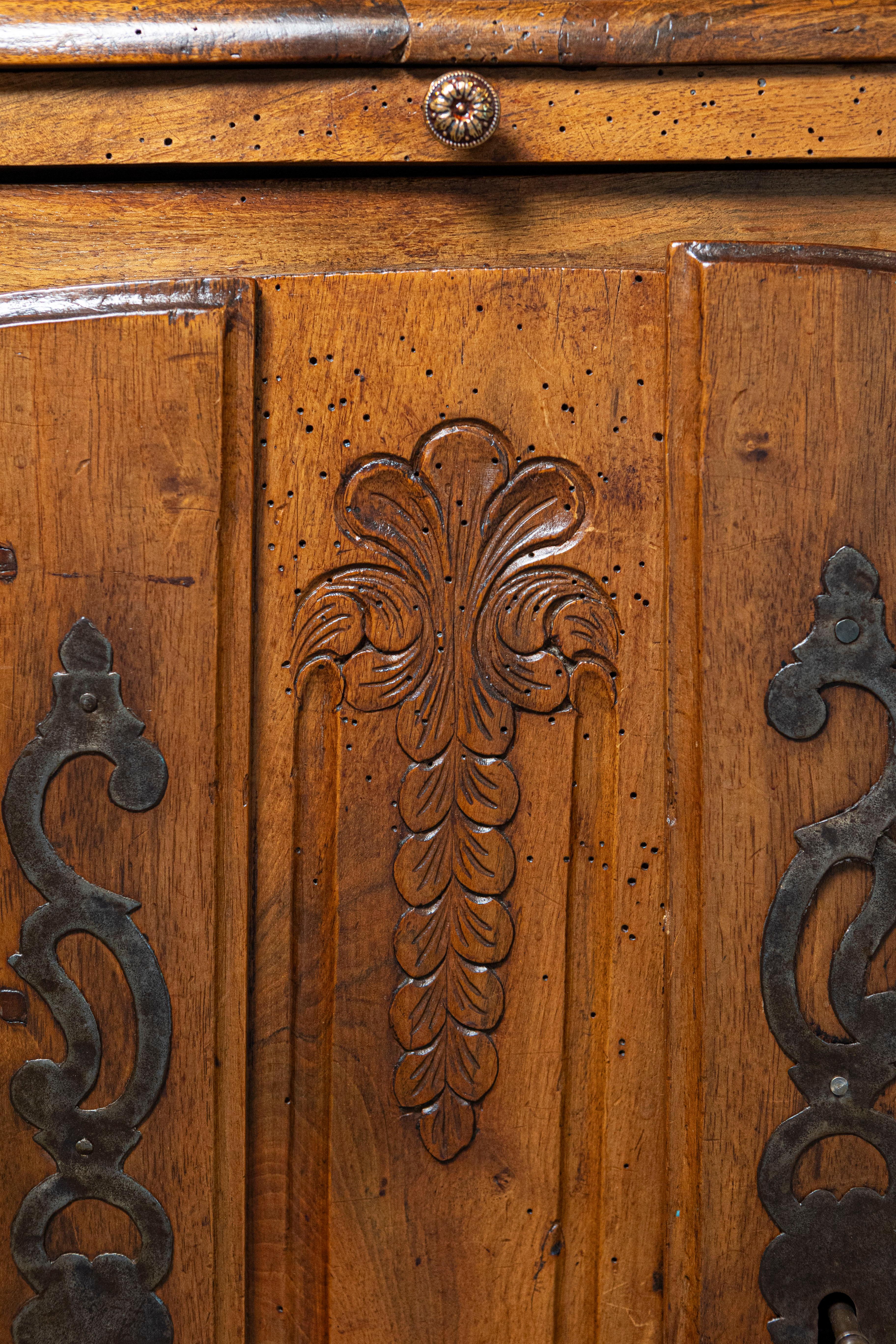 Buffet floreale in noce Luigi XV del 1750 dalla Valle della Loira in vendita 2