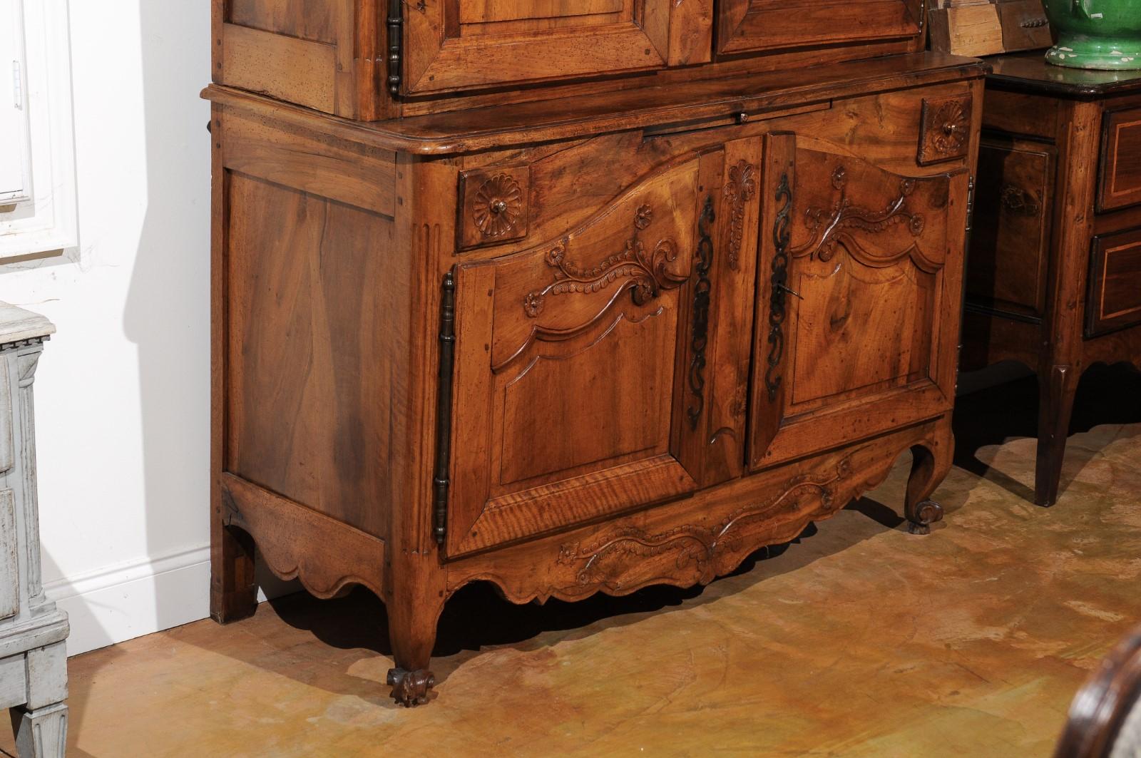 French 1750s Louis XV Walnut Floral Buffet à Deux-Corps from the Loire Valley For Sale 5