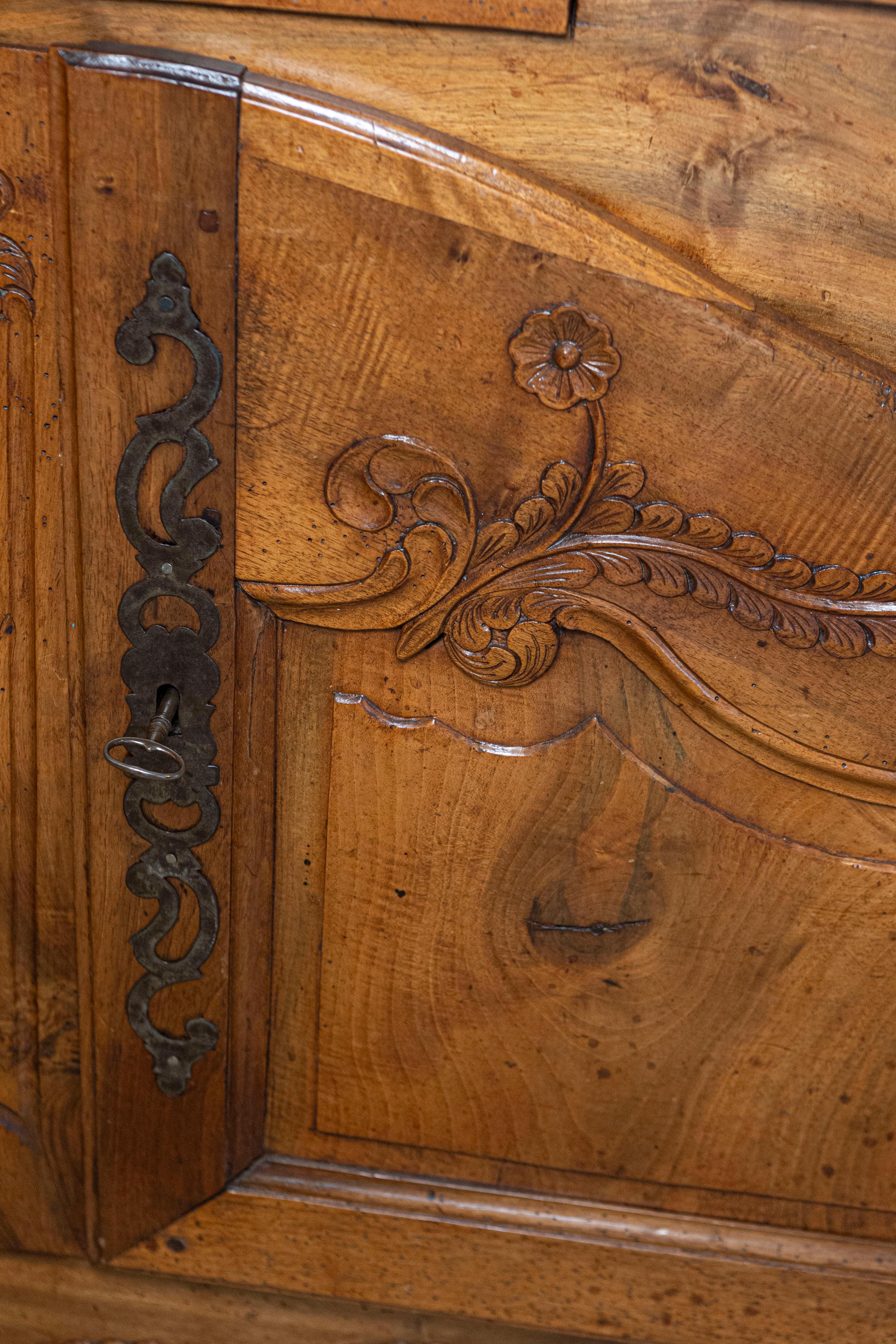 Buffet floreale in noce Luigi XV del 1750 dalla Valle della Loira in vendita 3