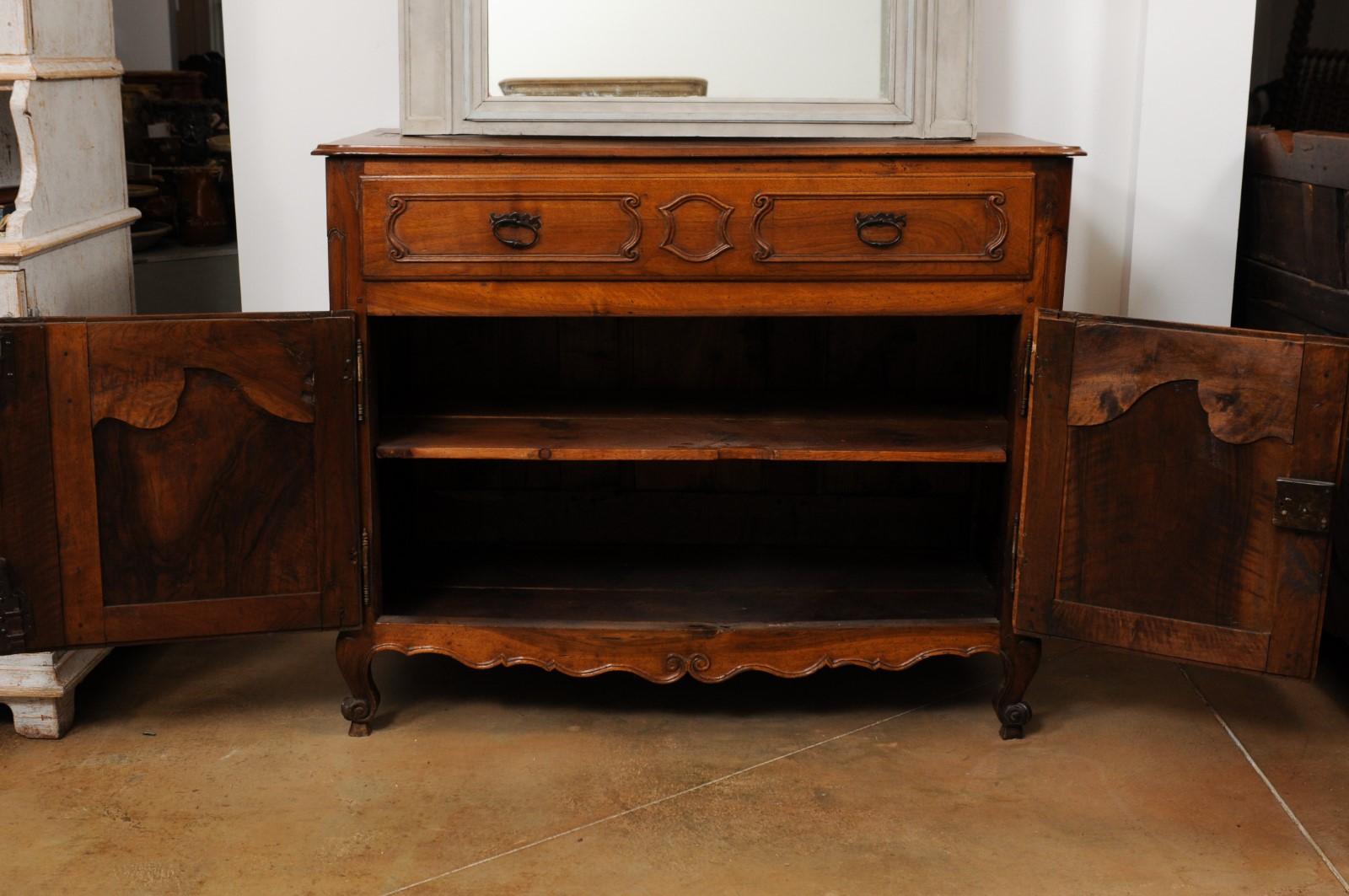 French 1750s Louis XV Walnut Provençal Buffet with Single Drawer and Two Doors For Sale 4