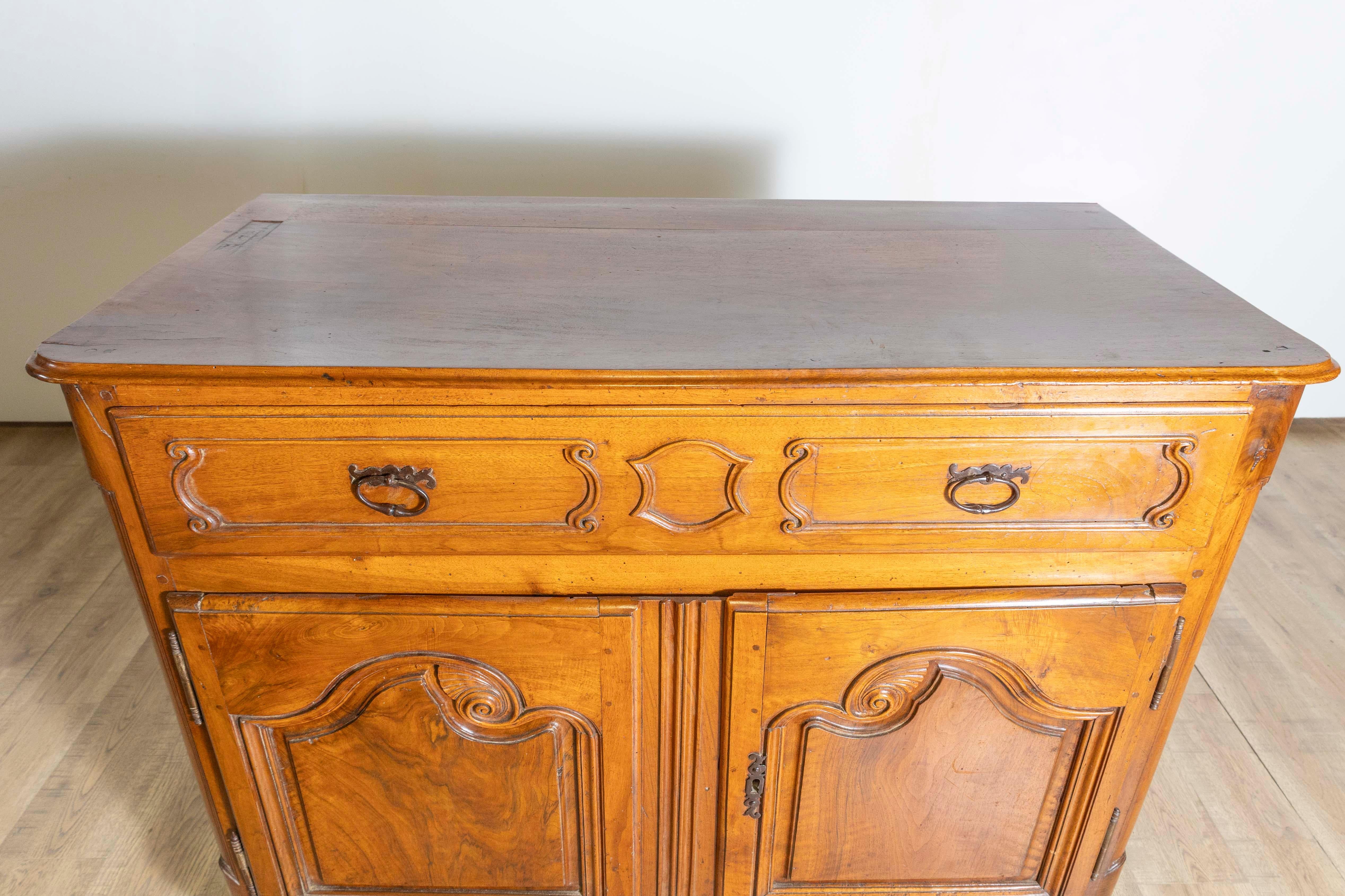 Francese Buffet francese Luigi XV del 1750 in noce provenzale con cassetto singolo e due ante in vendita