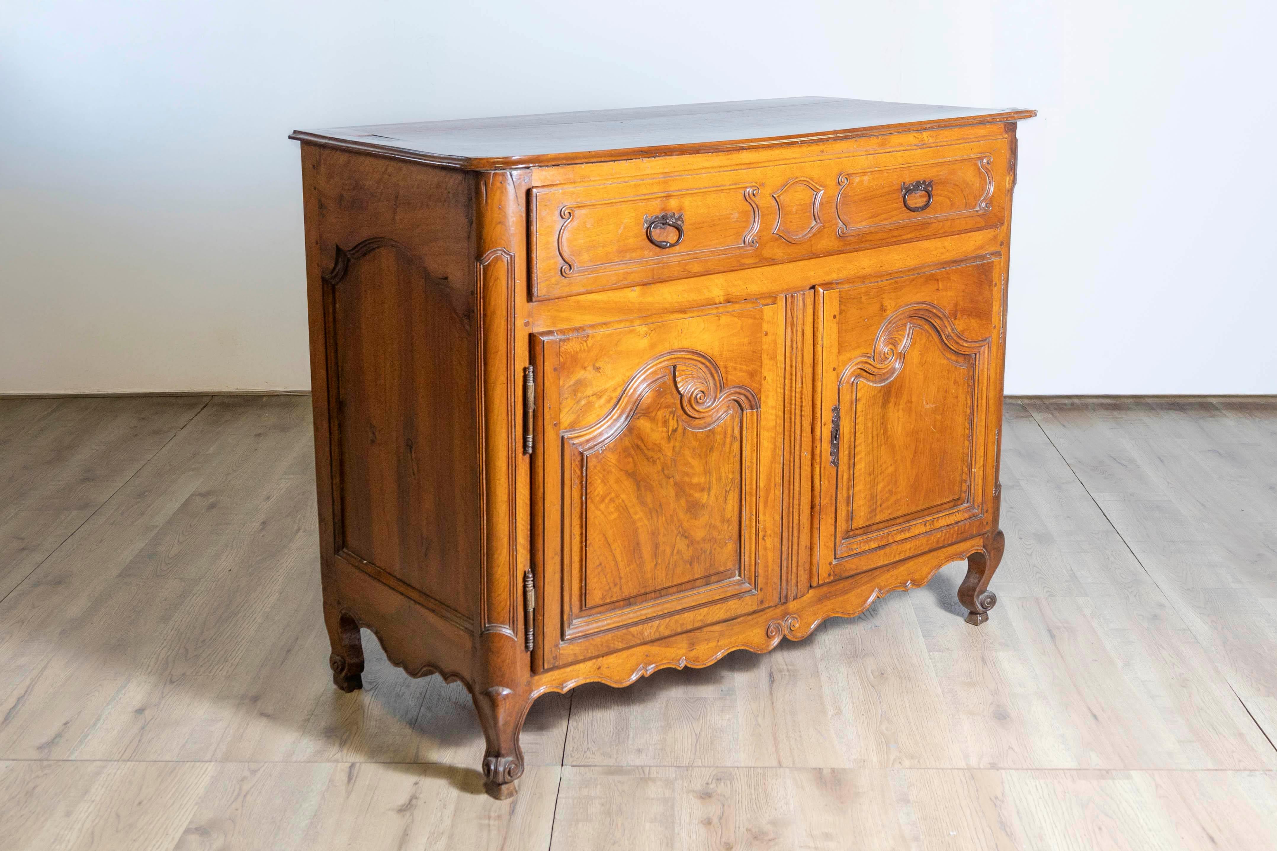 Intagliato Buffet francese Luigi XV del 1750 in noce provenzale con cassetto singolo e due ante in vendita