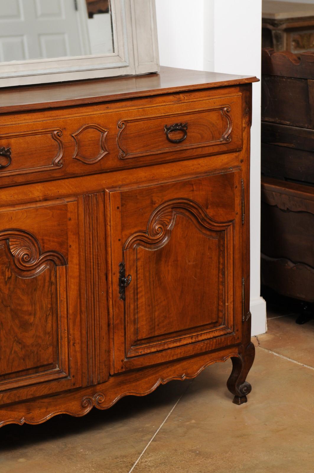 French 1750s Louis XV Walnut Provençal Buffet with Single Drawer and Two Doors In Good Condition For Sale In Atlanta, GA