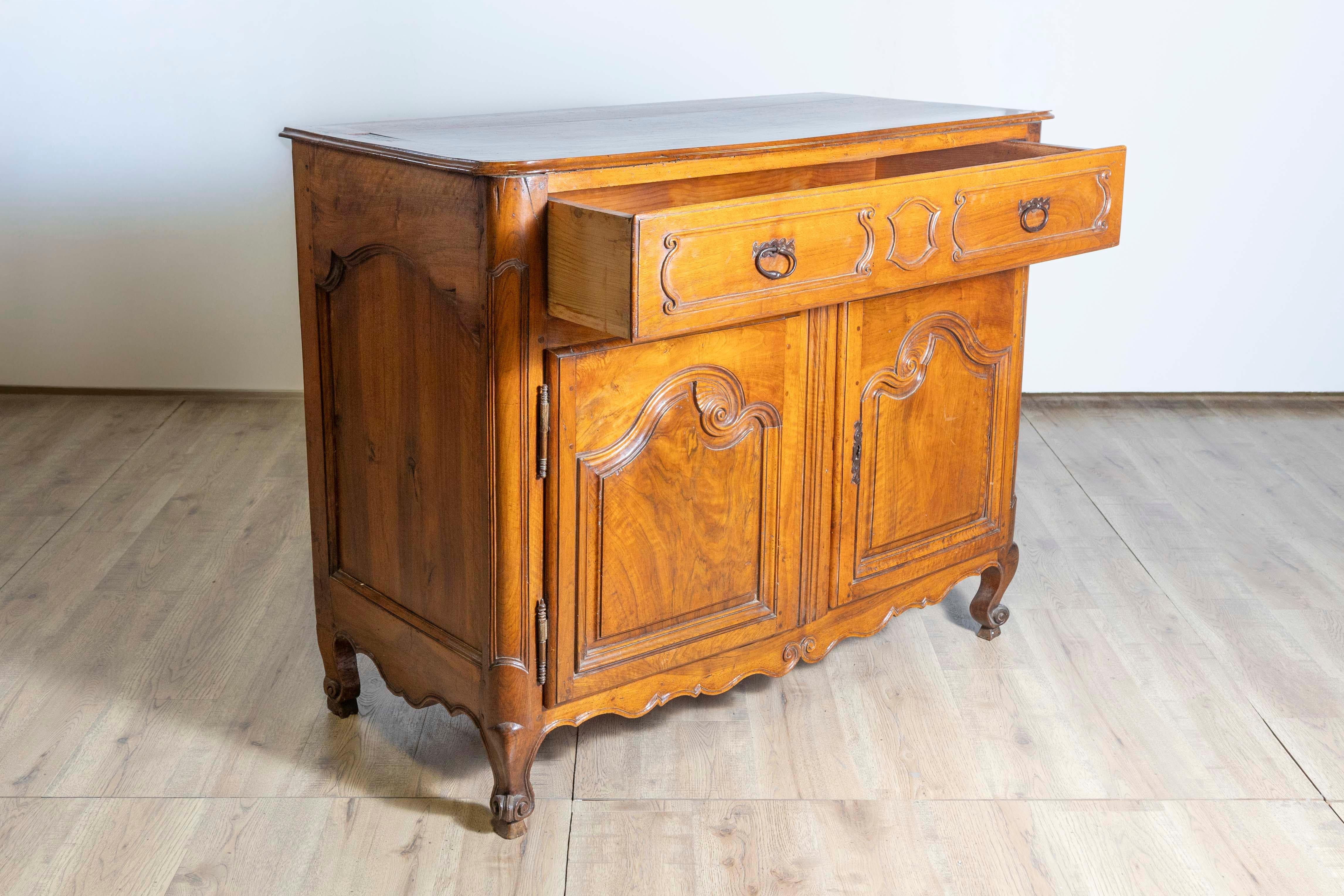 Buffet francese Luigi XV del 1750 in noce provenzale con cassetto singolo e due ante In condizioni buone in vendita a Atlanta, GA