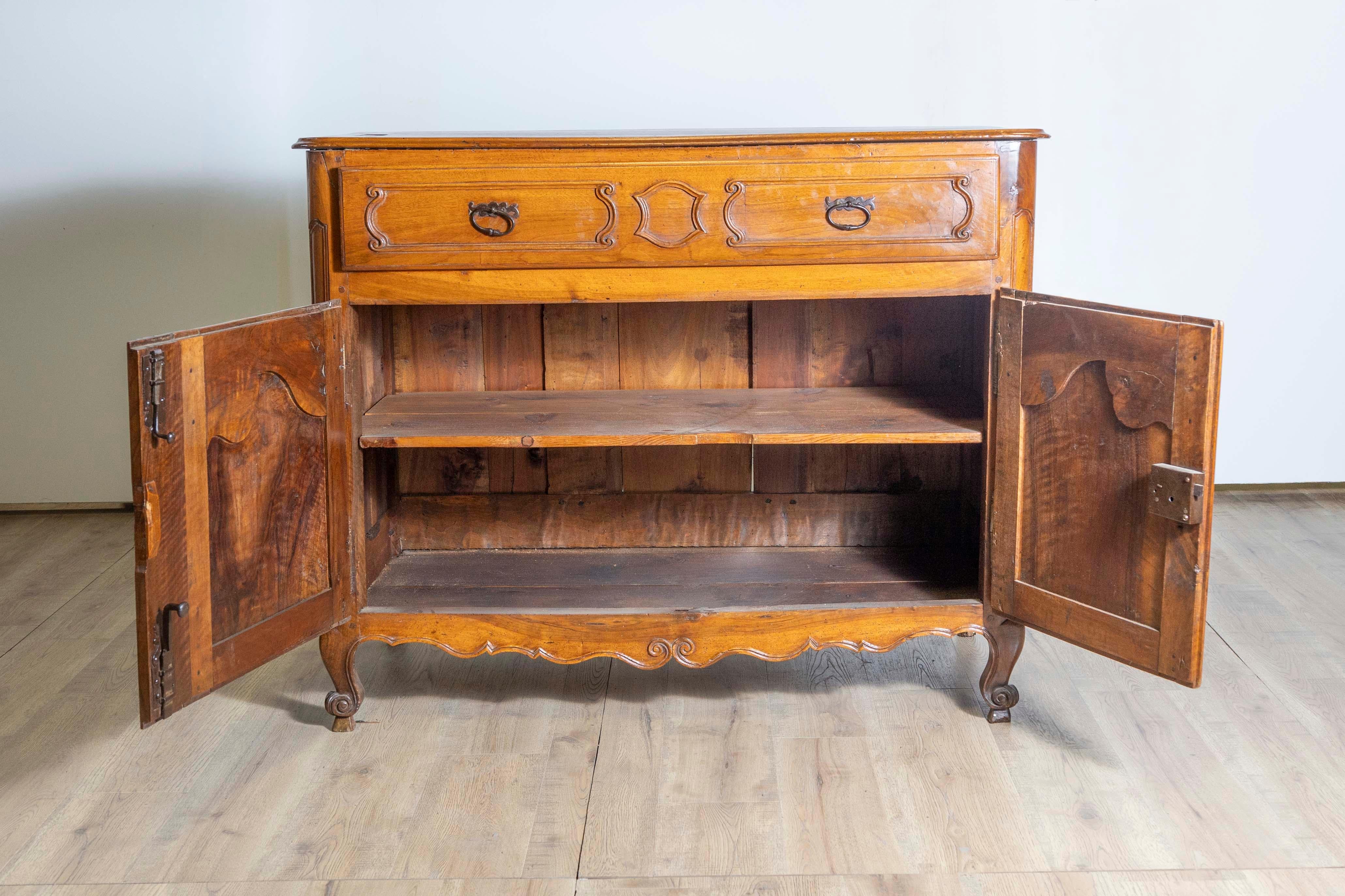 XVIII secolo Buffet francese Luigi XV del 1750 in noce provenzale con cassetto singolo e due ante in vendita