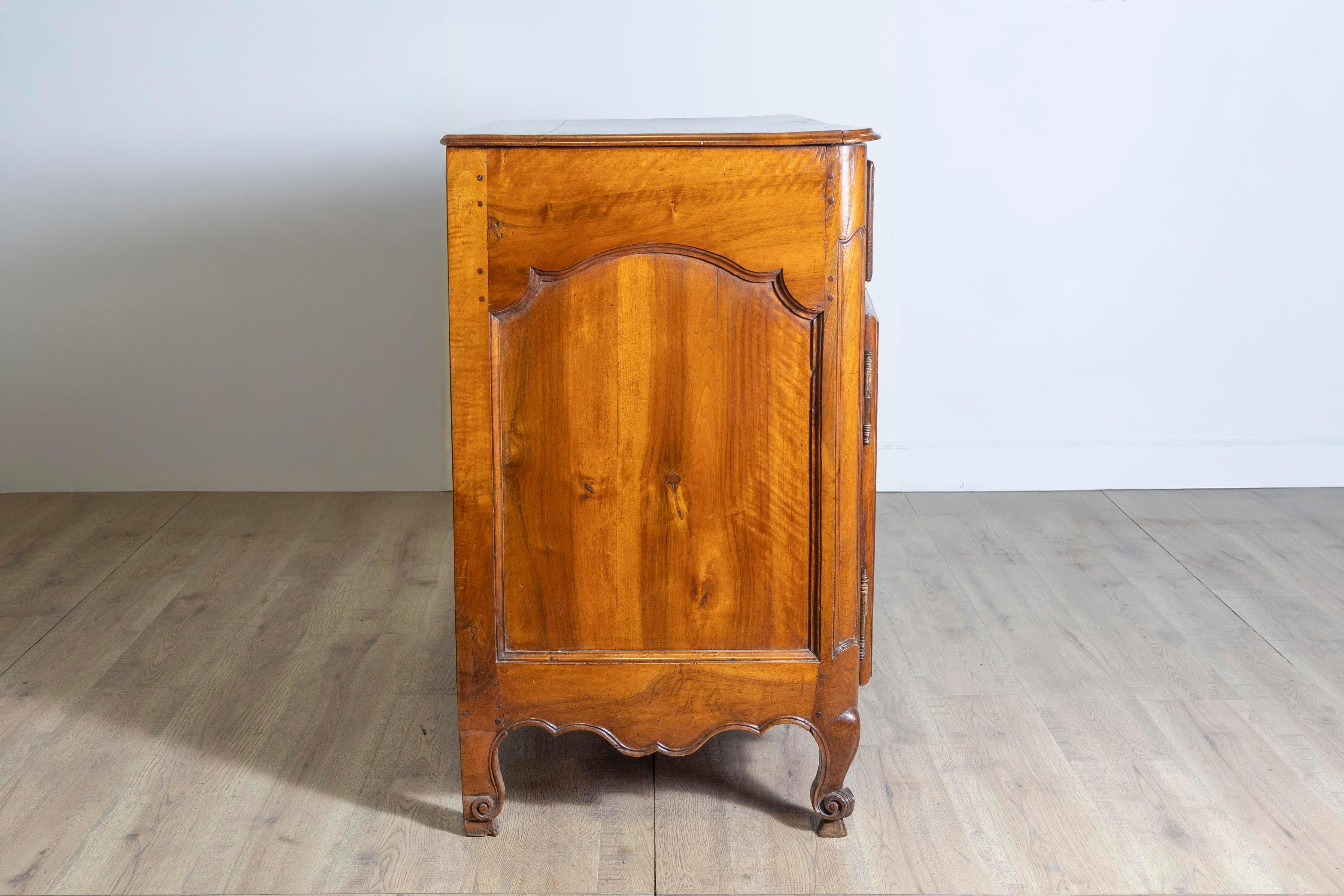 Noce Buffet francese Luigi XV del 1750 in noce provenzale con cassetto singolo e due ante in vendita
