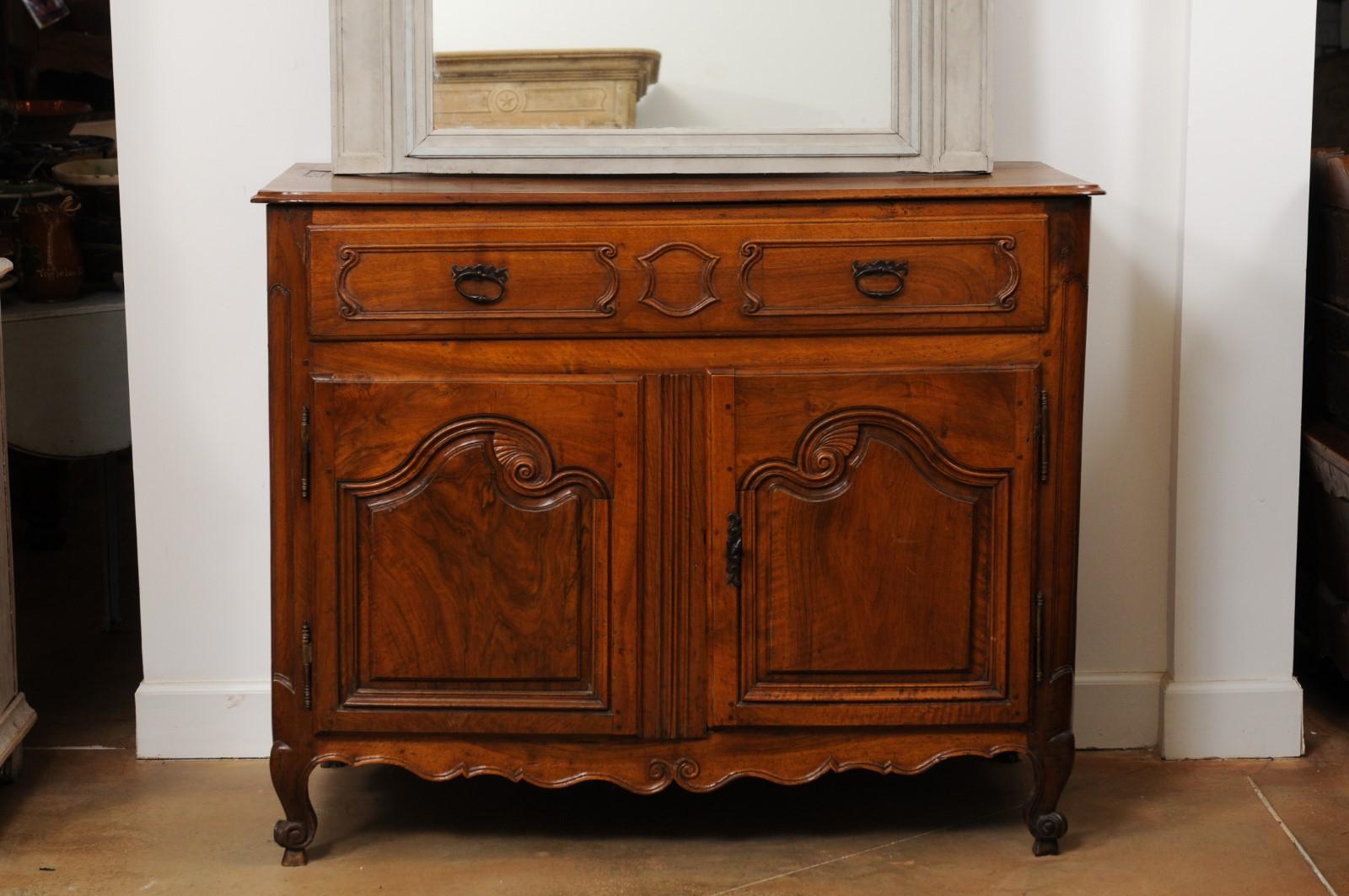 French 1750s Louis XV Walnut Provençal Buffet with Single Drawer and Two Doors For Sale 2
