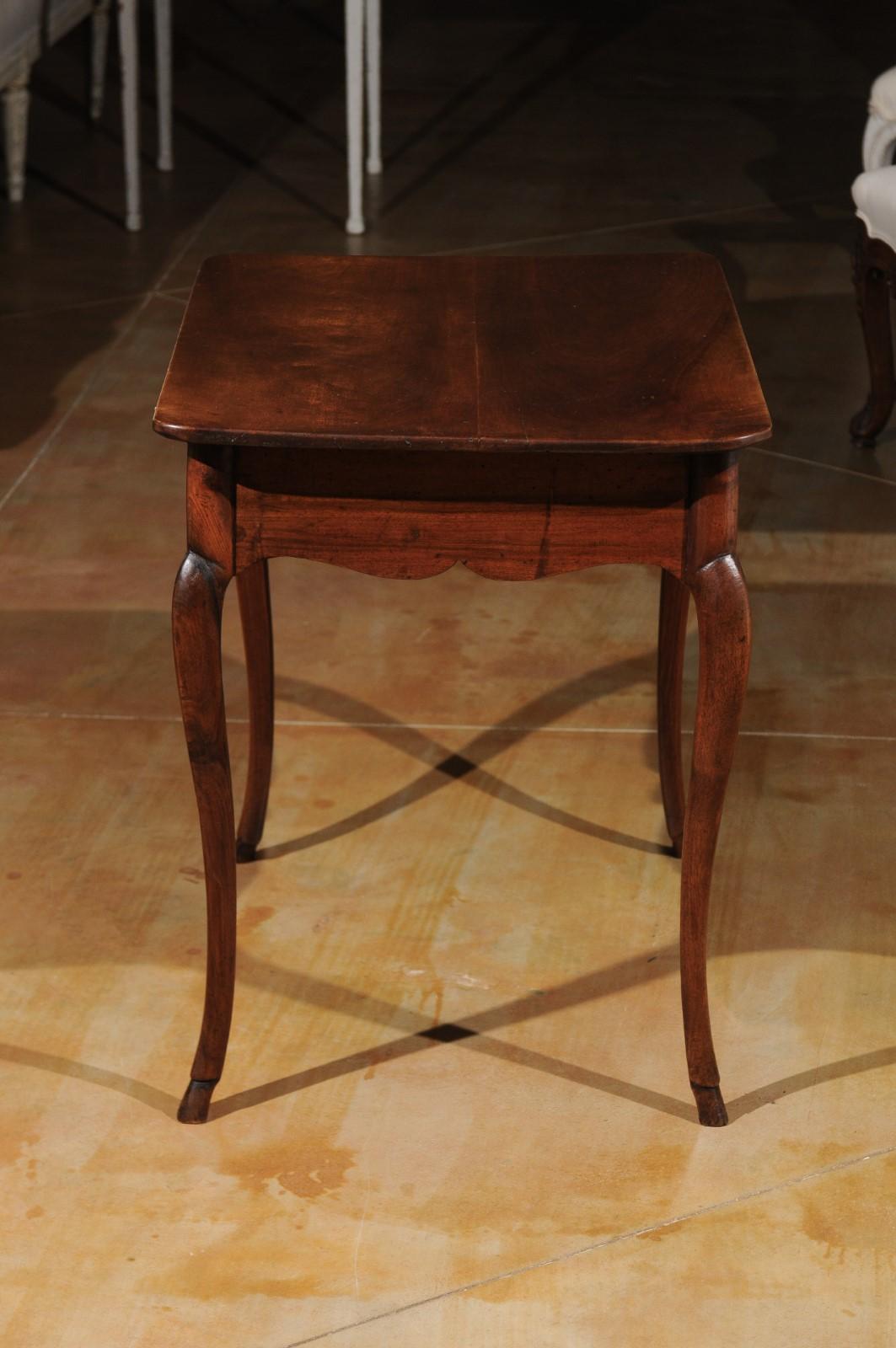 French 1750s Louis XV Walnut Table with Acacia Legs from the Rhône Valley (Walnuss)