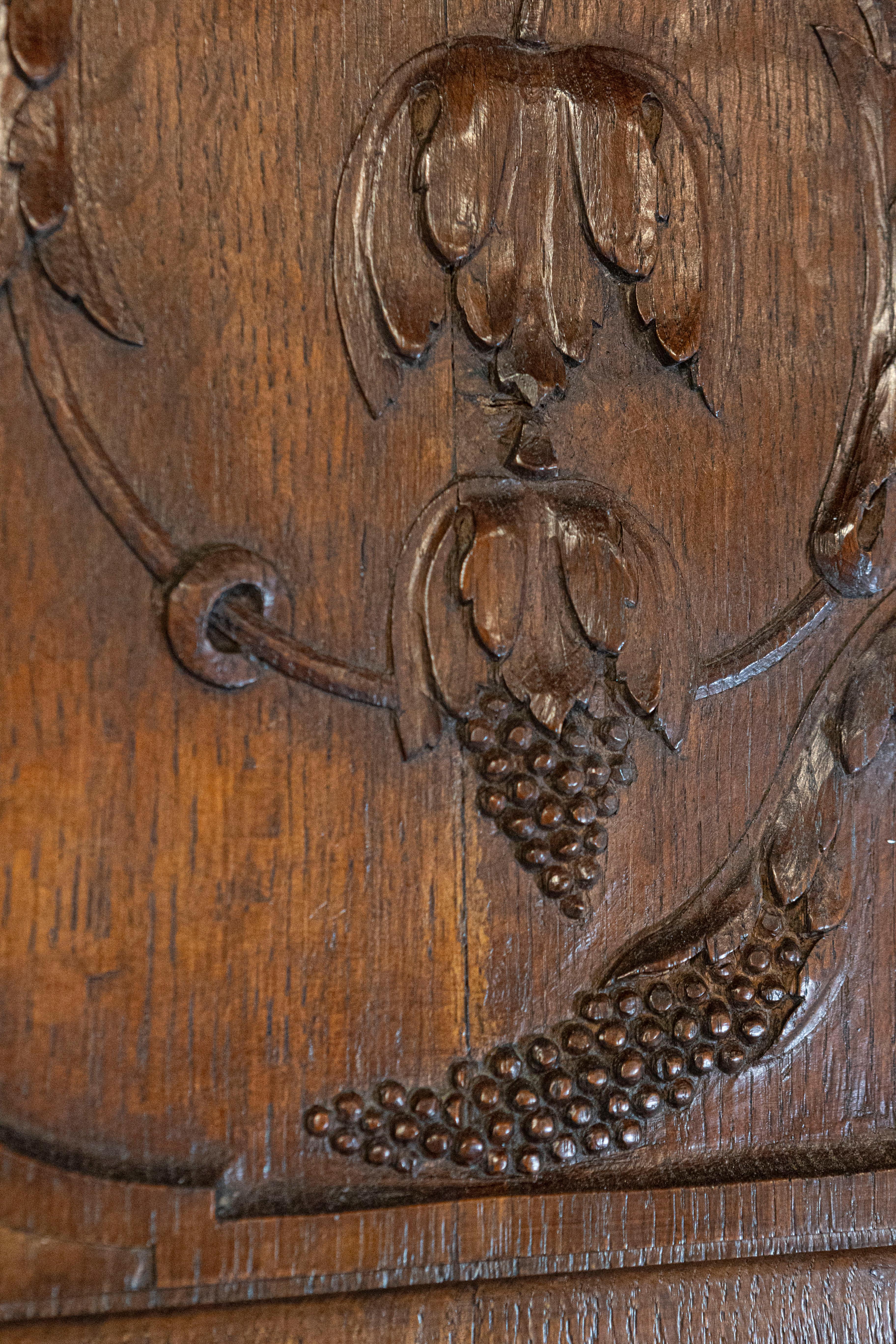 Specchio Trumeau francese del 1750 in Oak con grandi Rinceaux intagliati e bouquet floreale In condizioni buone in vendita a Atlanta, GA