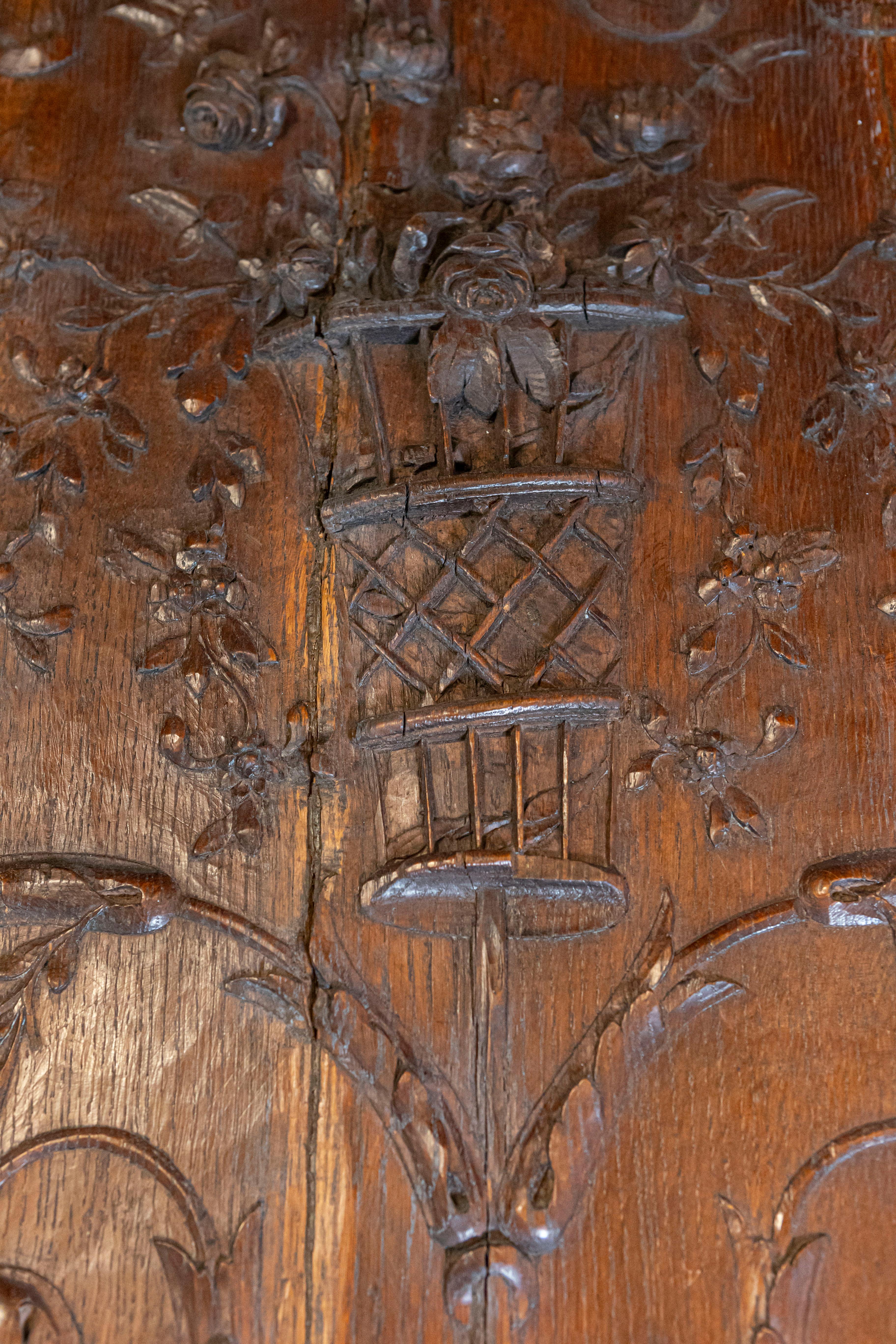 XVIII secolo Specchio Trumeau francese del 1750 in Oak con grandi Rinceaux intagliati e bouquet floreale in vendita