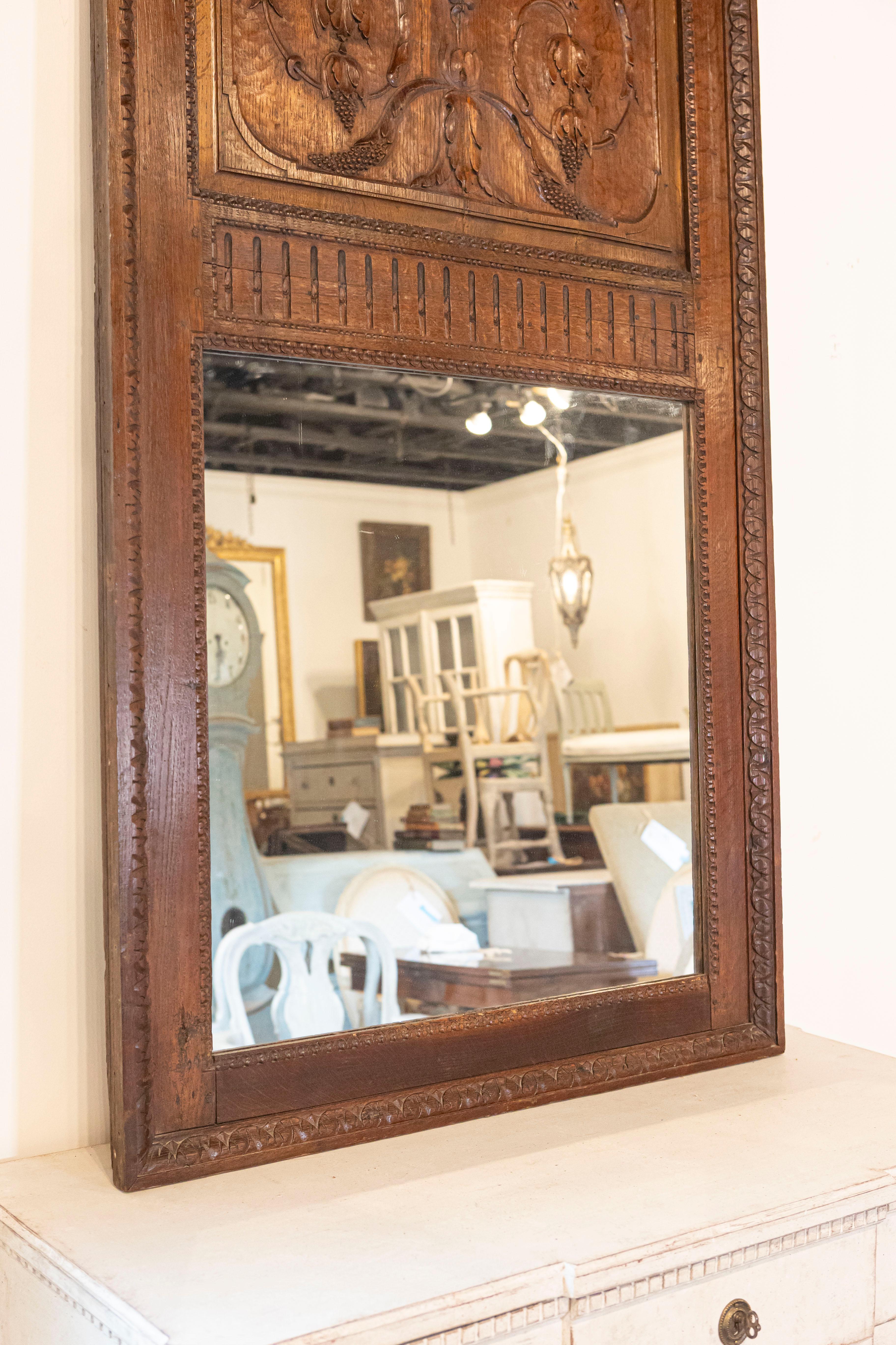 Specchio Trumeau francese del 1750 in Oak con grandi Rinceaux intagliati e bouquet floreale in vendita 1