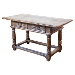 Mesa de biblioteca francesa de nogal de 1750 con cajones tallados y herrajes originales