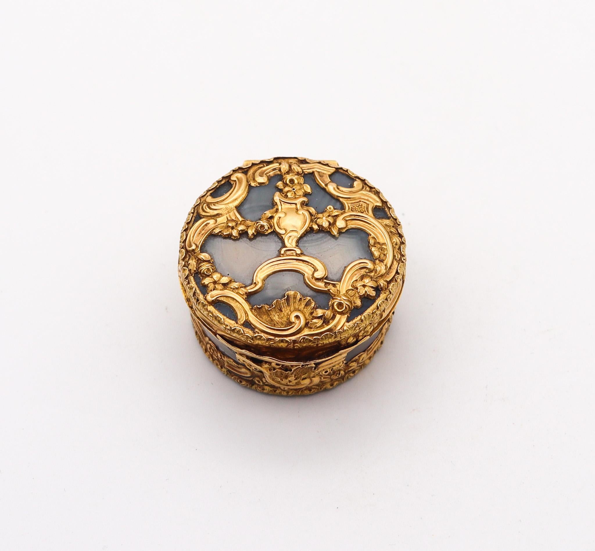 French snuff box in agate and gold.

Fabulous round box, created in Paris France during the reigning period of king Louis XV back in the 1760. This beautiful box has been designed with baroque patterns and was carefully crafted with two pieces