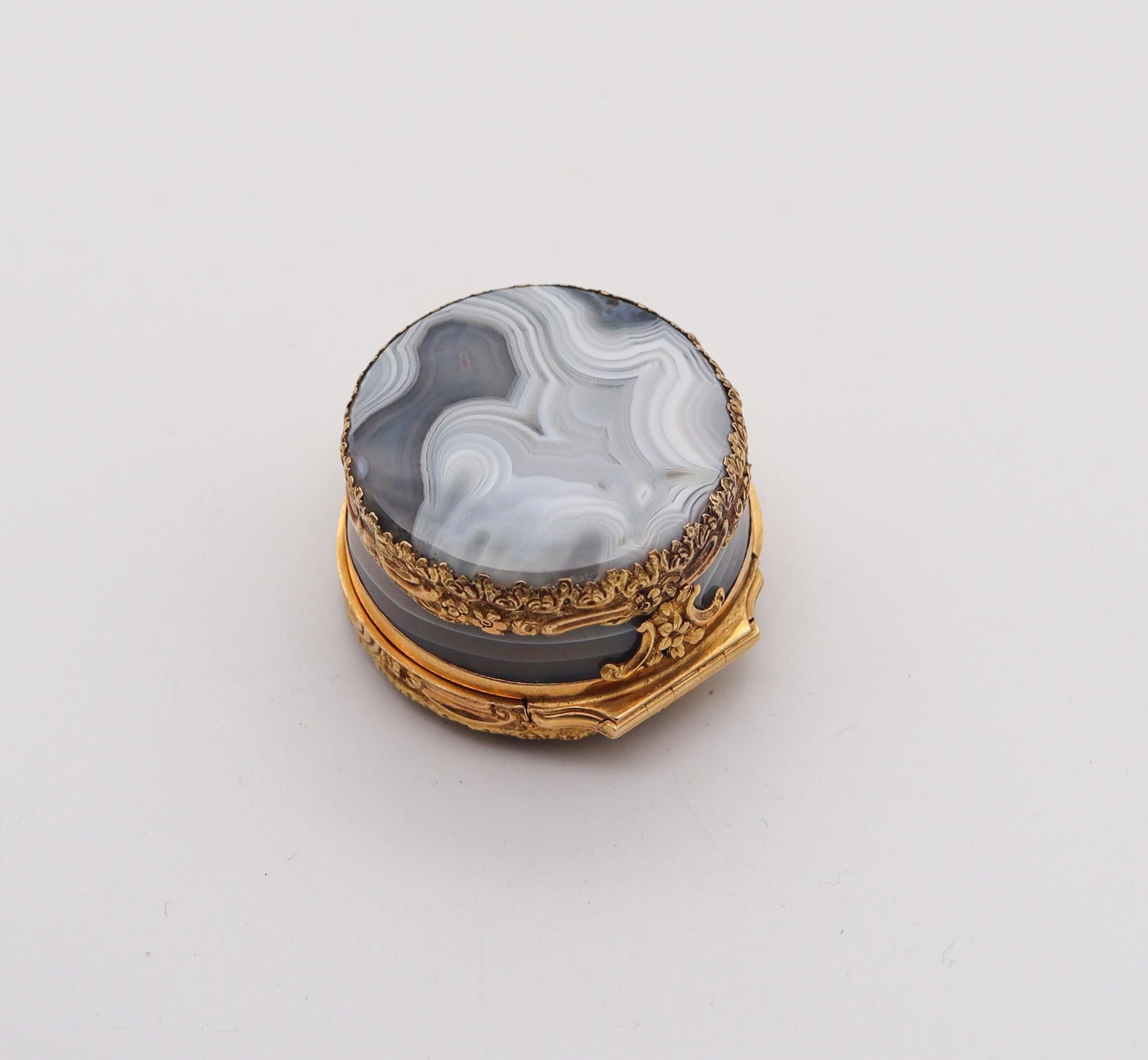 French 1760 Baroque Louis XV Snuff Box In Carved Agate And Chiseled 18Kt Gold For Sale 1