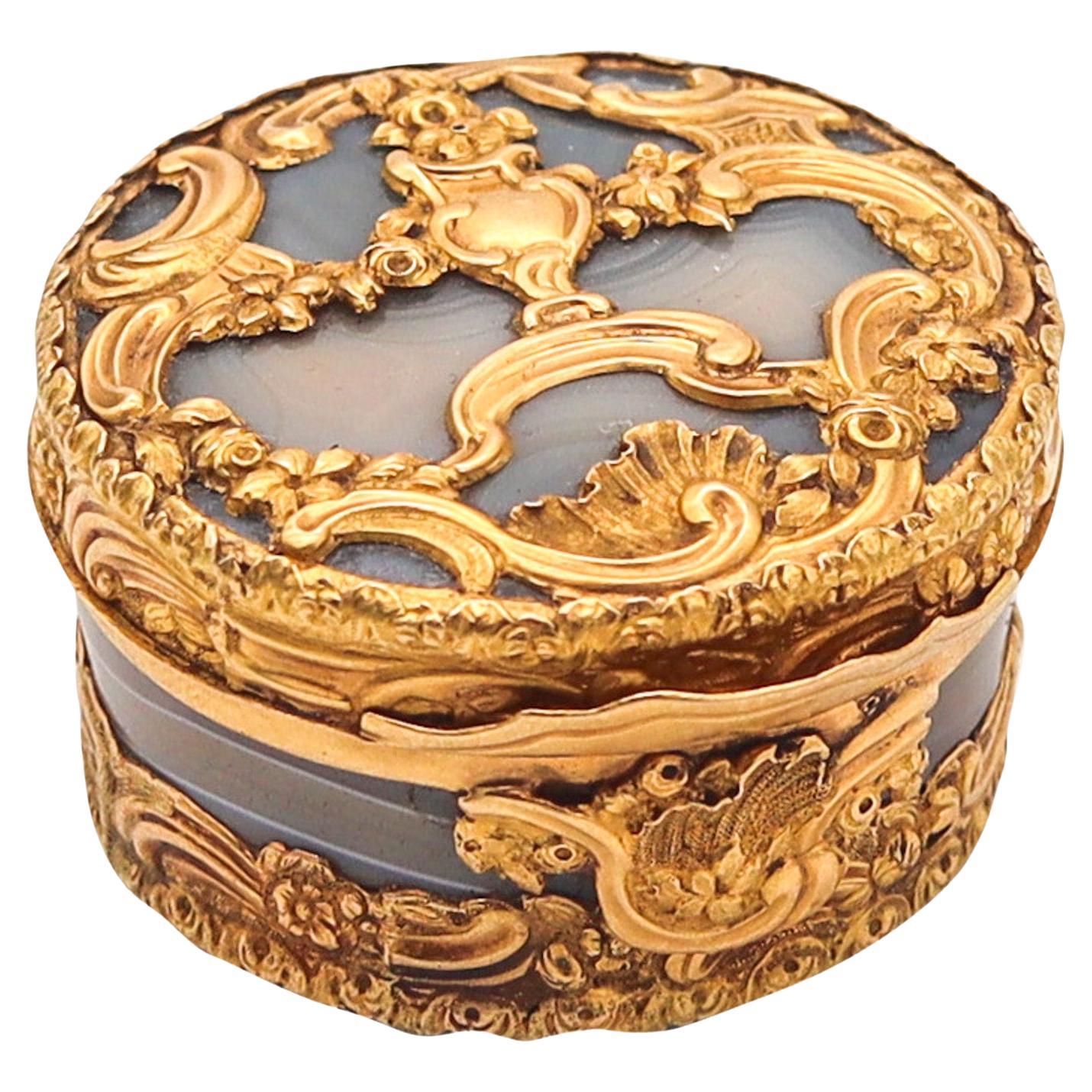 French 1760 Baroque Louis XV Snuff Box In Carved Agate And Chiseled 18Kt Gold For Sale