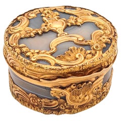 French 1760 Baroque Louis XV Snuff Box In Carved Agate And Chiseled 18Kt Gold