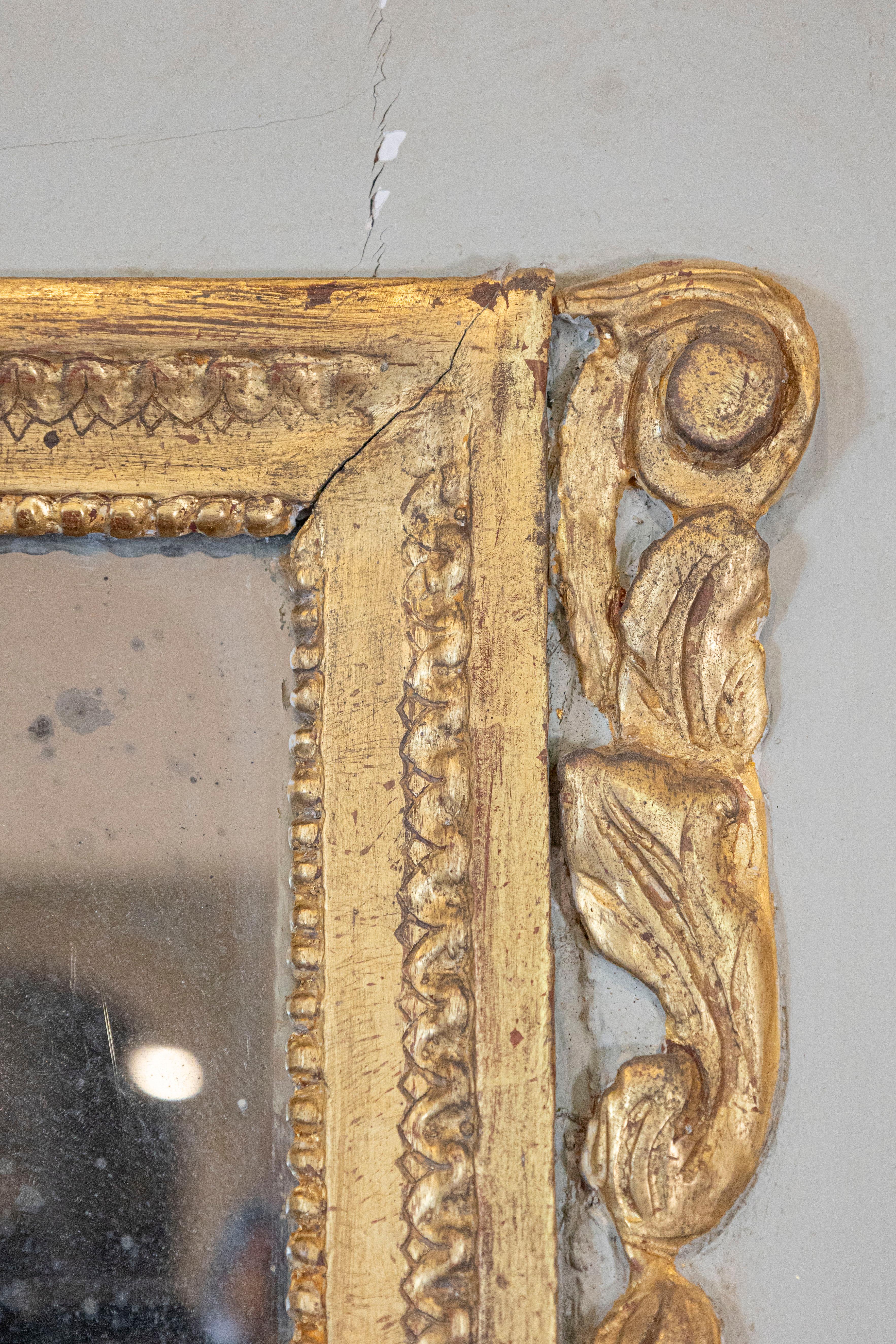 Dorato Specchio Trumeau francese del periodo di transizione 1775 dipinto e dorato con urna intagliata in vendita