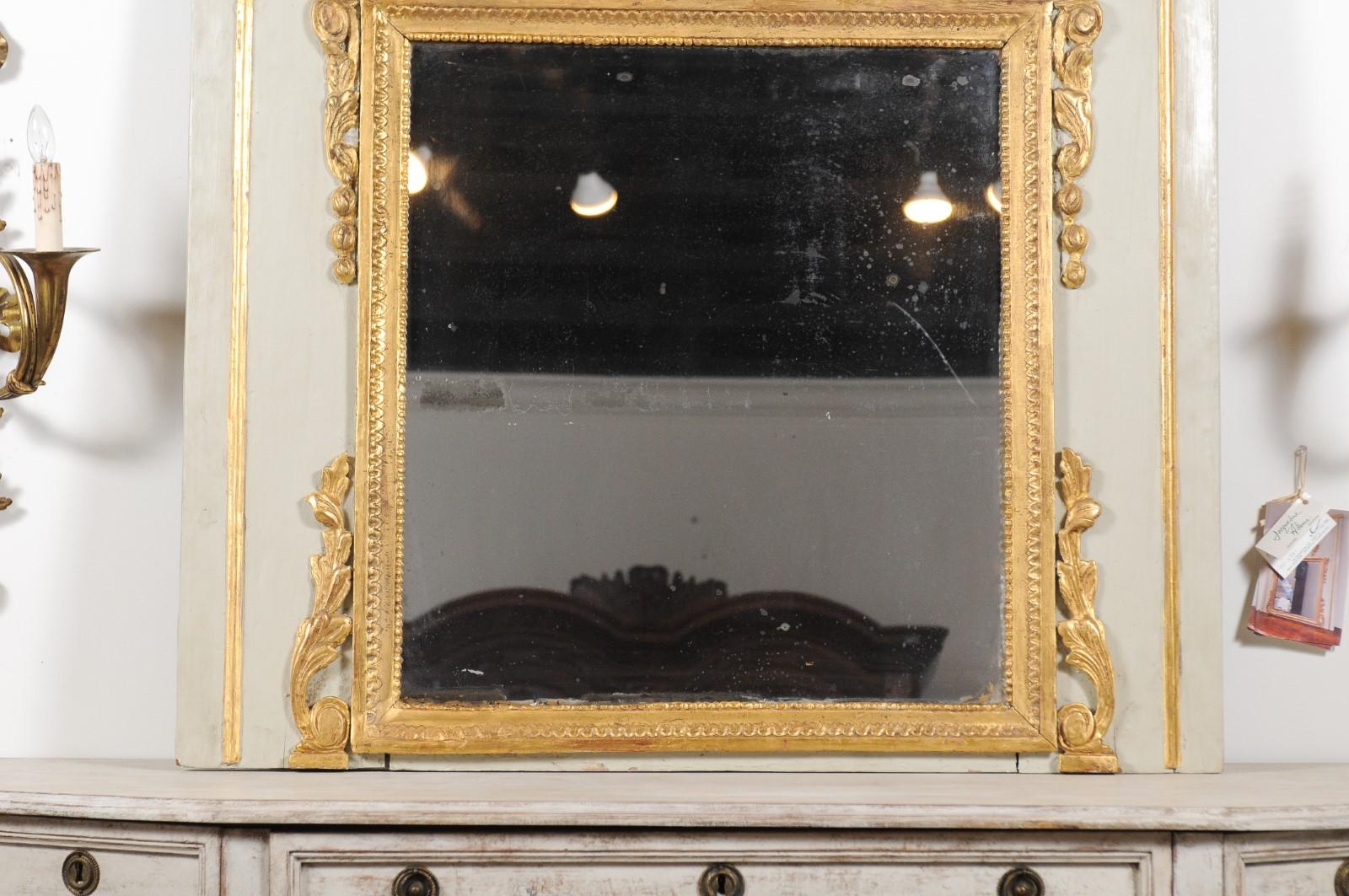 French 1775 Transition Period Painted and Gilt Trumeau Mirror with Carved Urn In Good Condition For Sale In Atlanta, GA