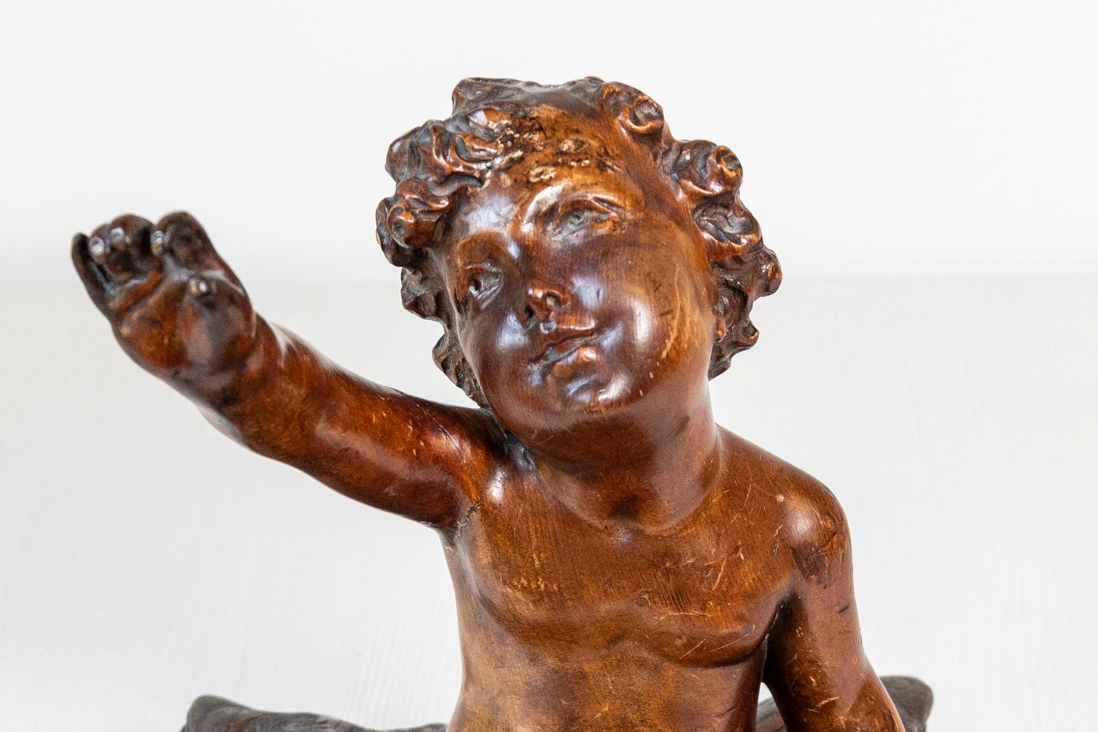 Scultura in legno di noce in stile barocco francese del 1780 raffigurante un putto seduto su un cuscino in vendita 2